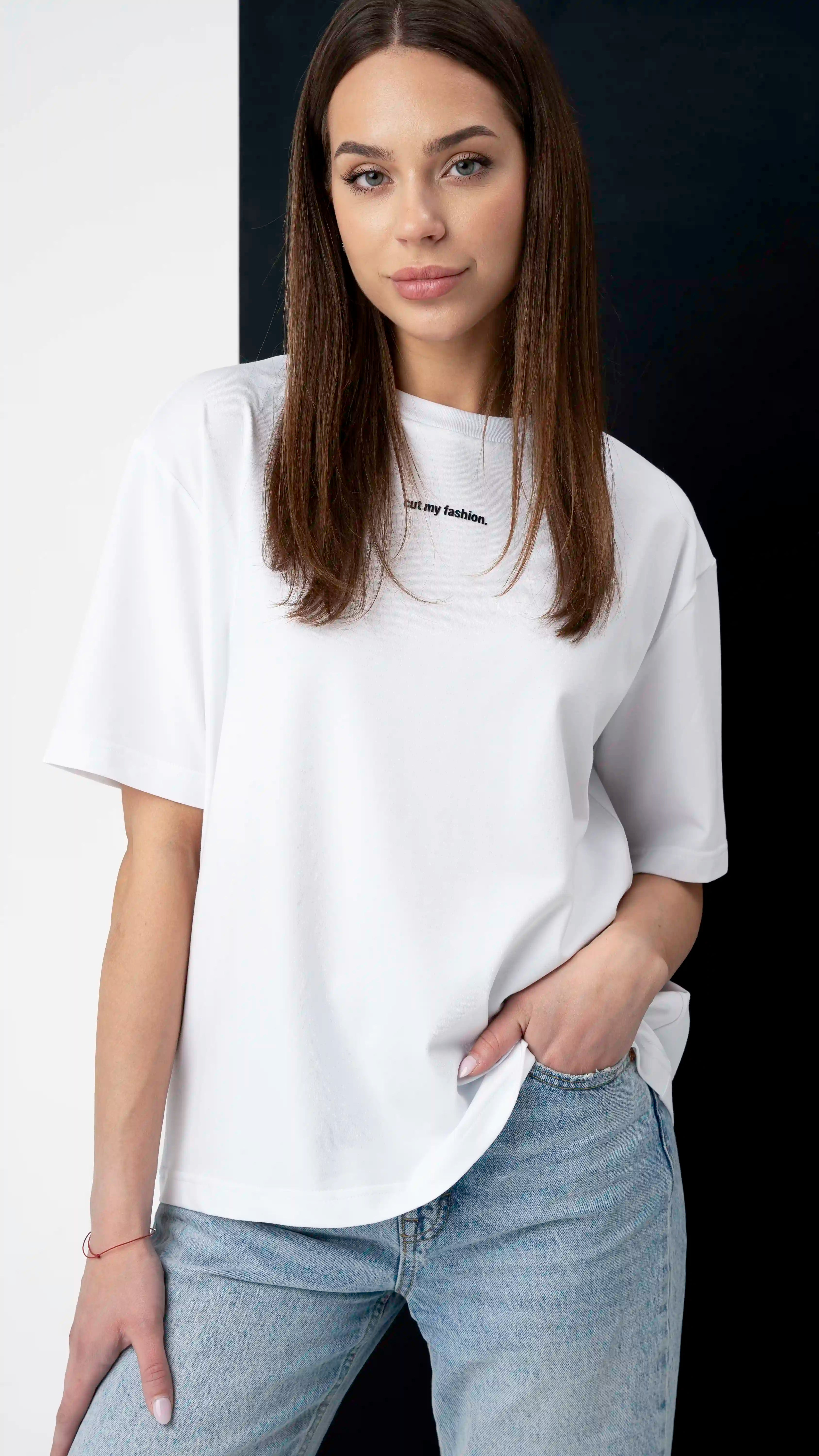 Balti oversized moteriški marškinėliai, pagaminti iš aukštos kokybės medvilnės, su „cutmyfashion“ logotipu, idealiai tinkantys įvairioms progoms.