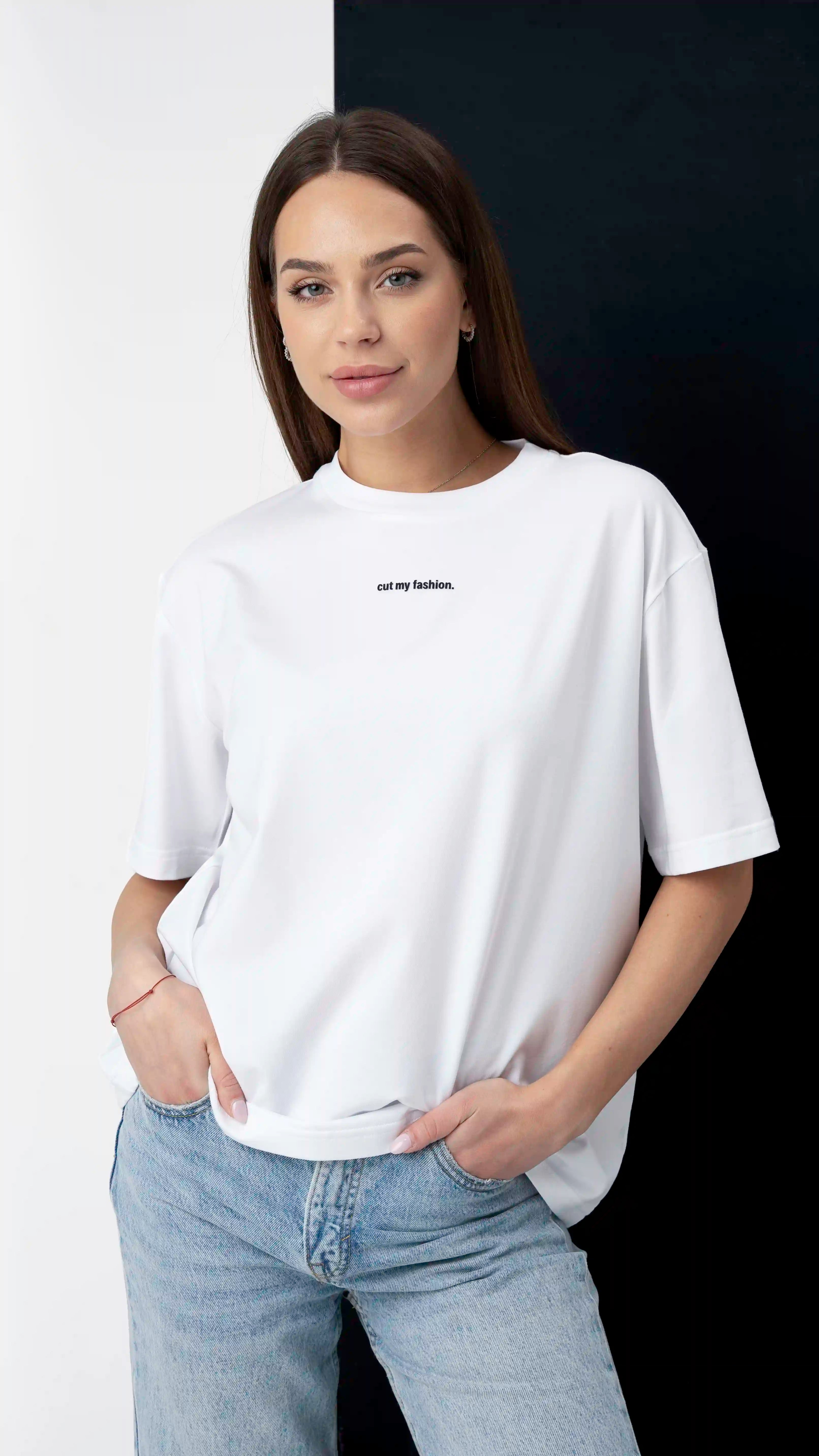 Balti oversized moteriški marškinėliai su „cutmyfashion“ logotipu ant krūtinės, pralaidūs orui, pagaminti iš 90% medvilnės ir 10% poliesterio.