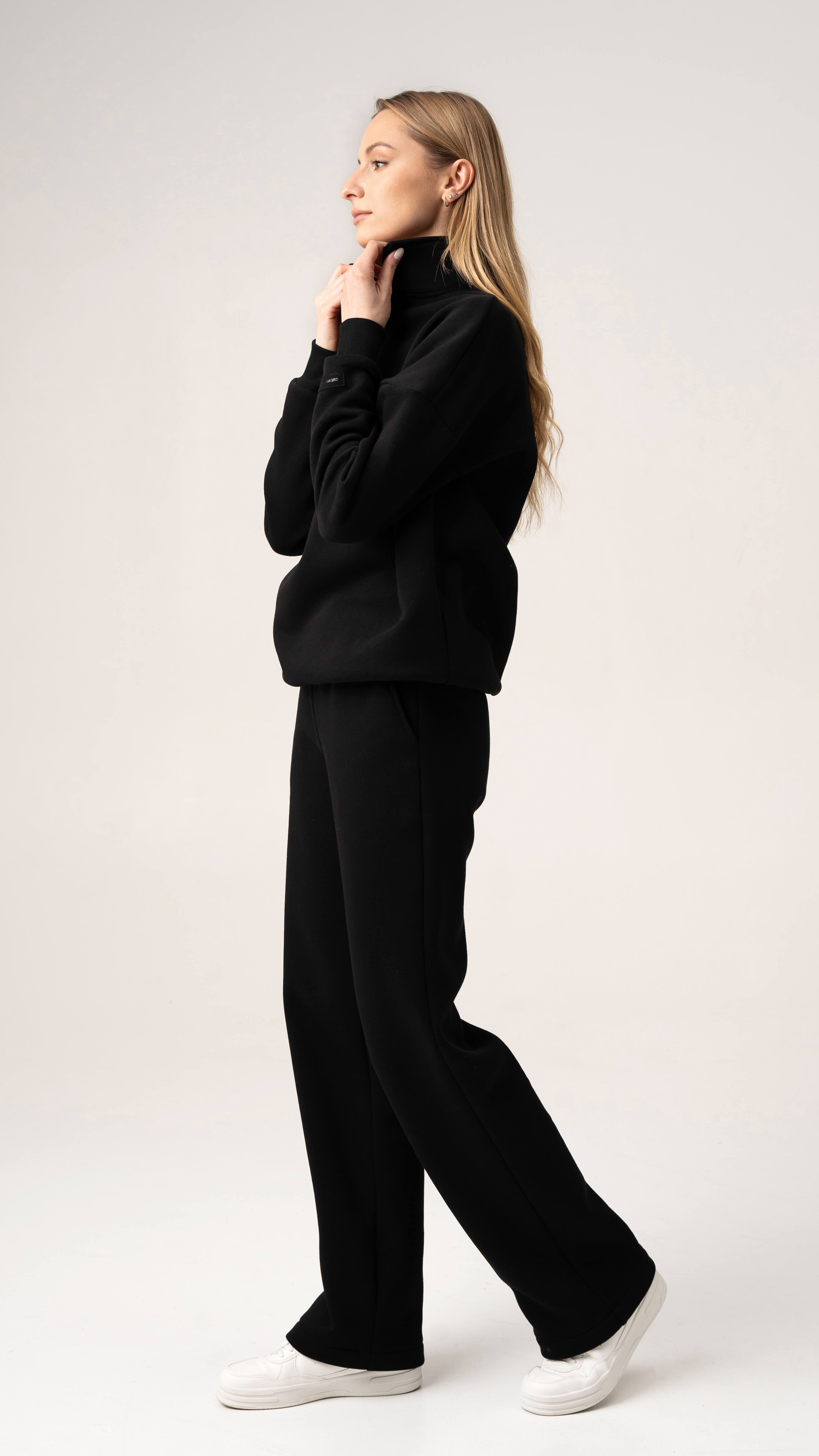 Juodi moteriški treningai moterims su užtrauktuku ir tiesiomis kelnėmis