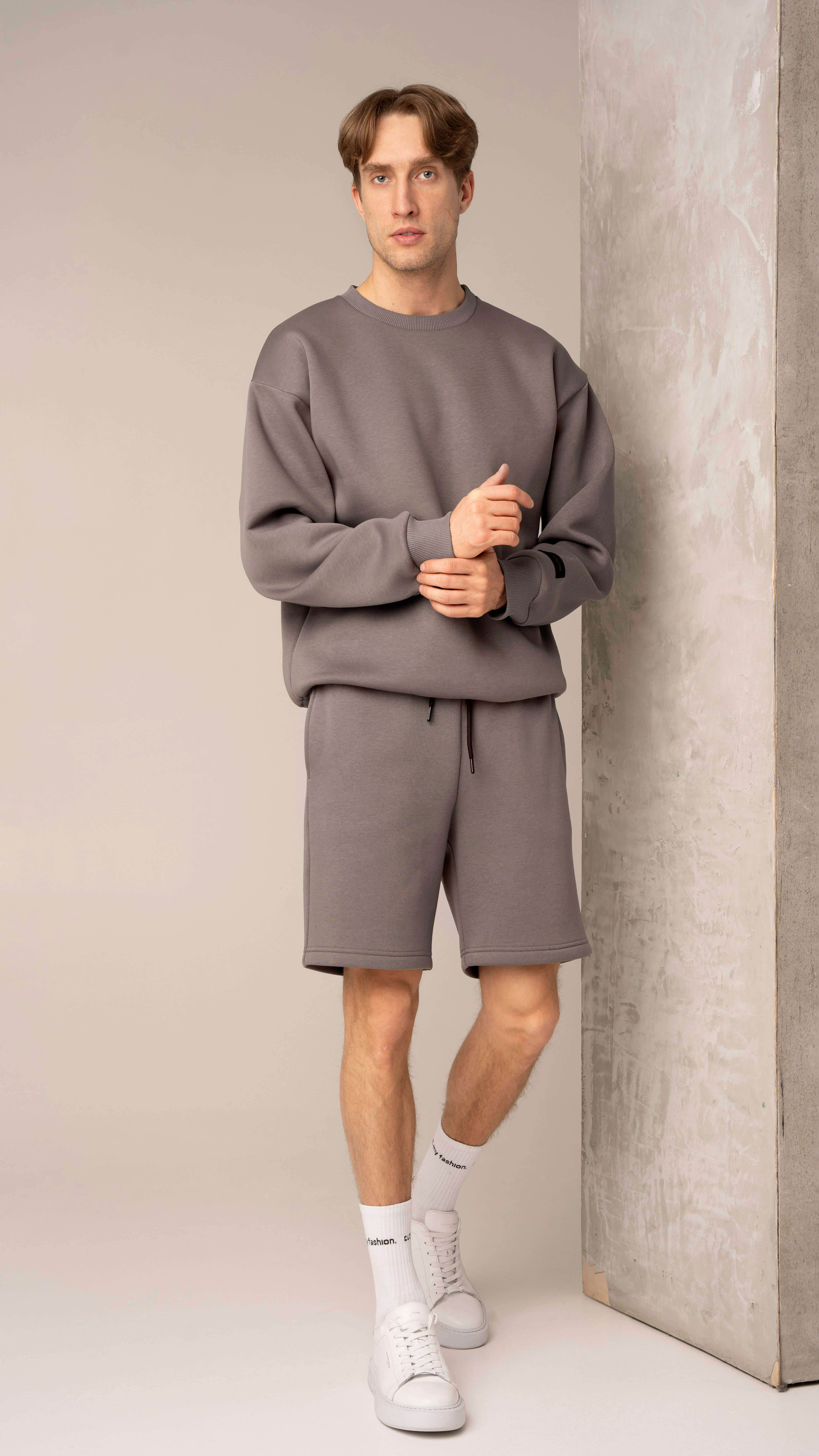 Vyriški pilkos spalvos laisvalaikio treningai pavasariui ir vasarai su šortais ir džemperiu be kapišono