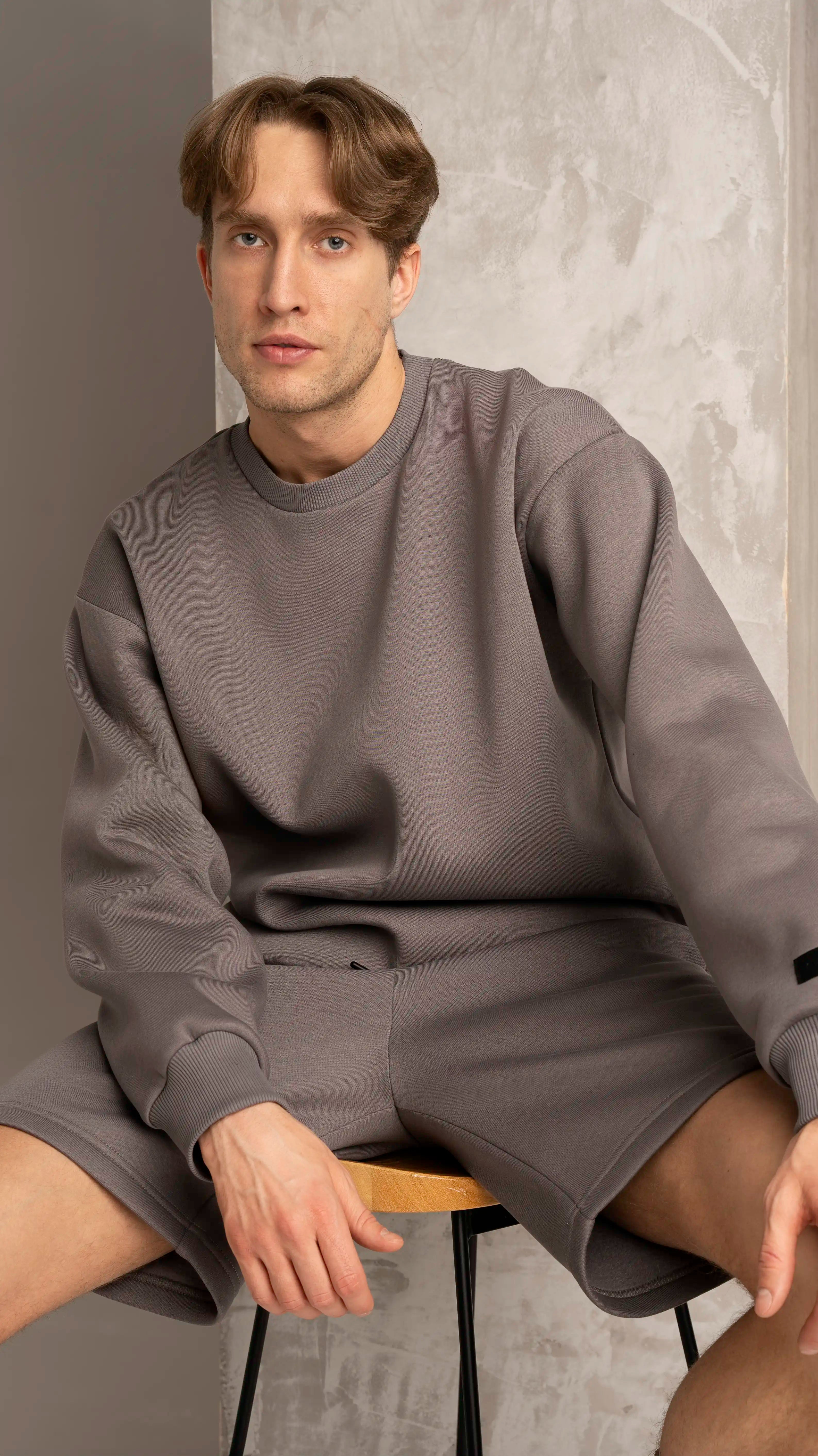 Laisvalaikio treningai pavasariui ir vasarai su šortais ir džemperiu be kapišono