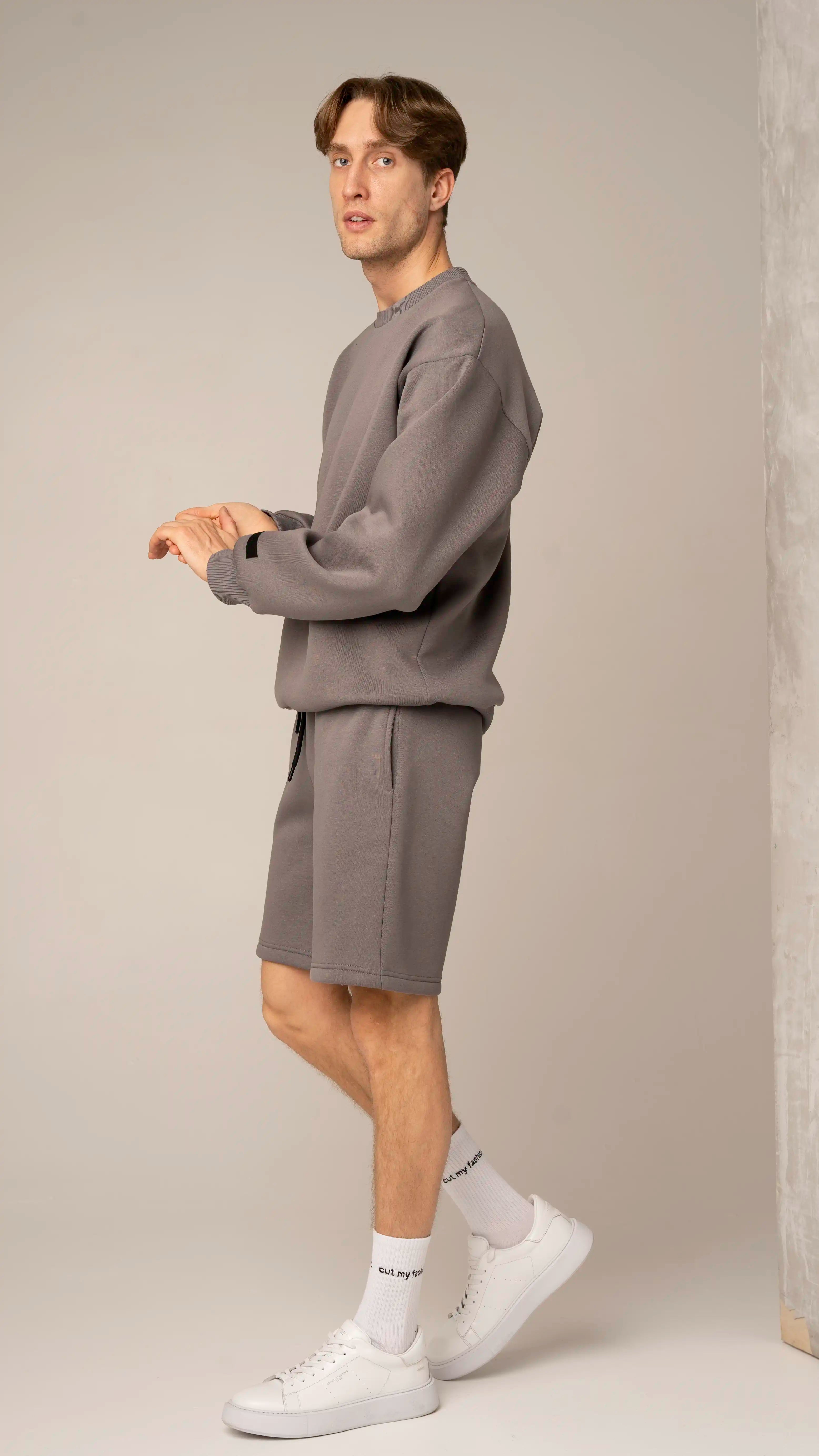 Vyriški pilkos spalvos laisvalaikio treningai pavasariui ir vasarai su šortais ir džemperiu be kapišono