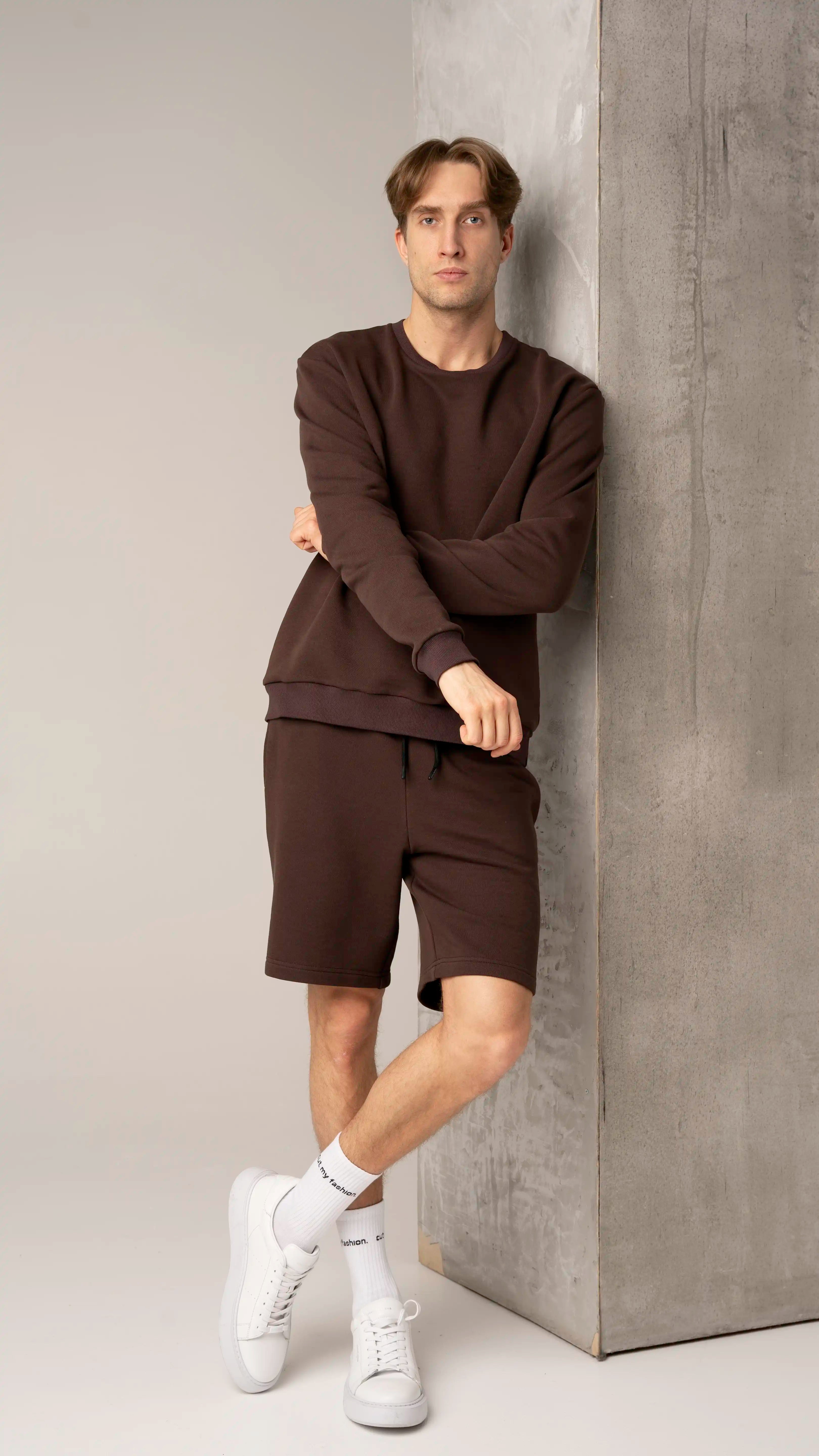 Vyriški rudos spalvos laisvalaikio treningai pavasariui ir vasarai su šortais ir džemperiu