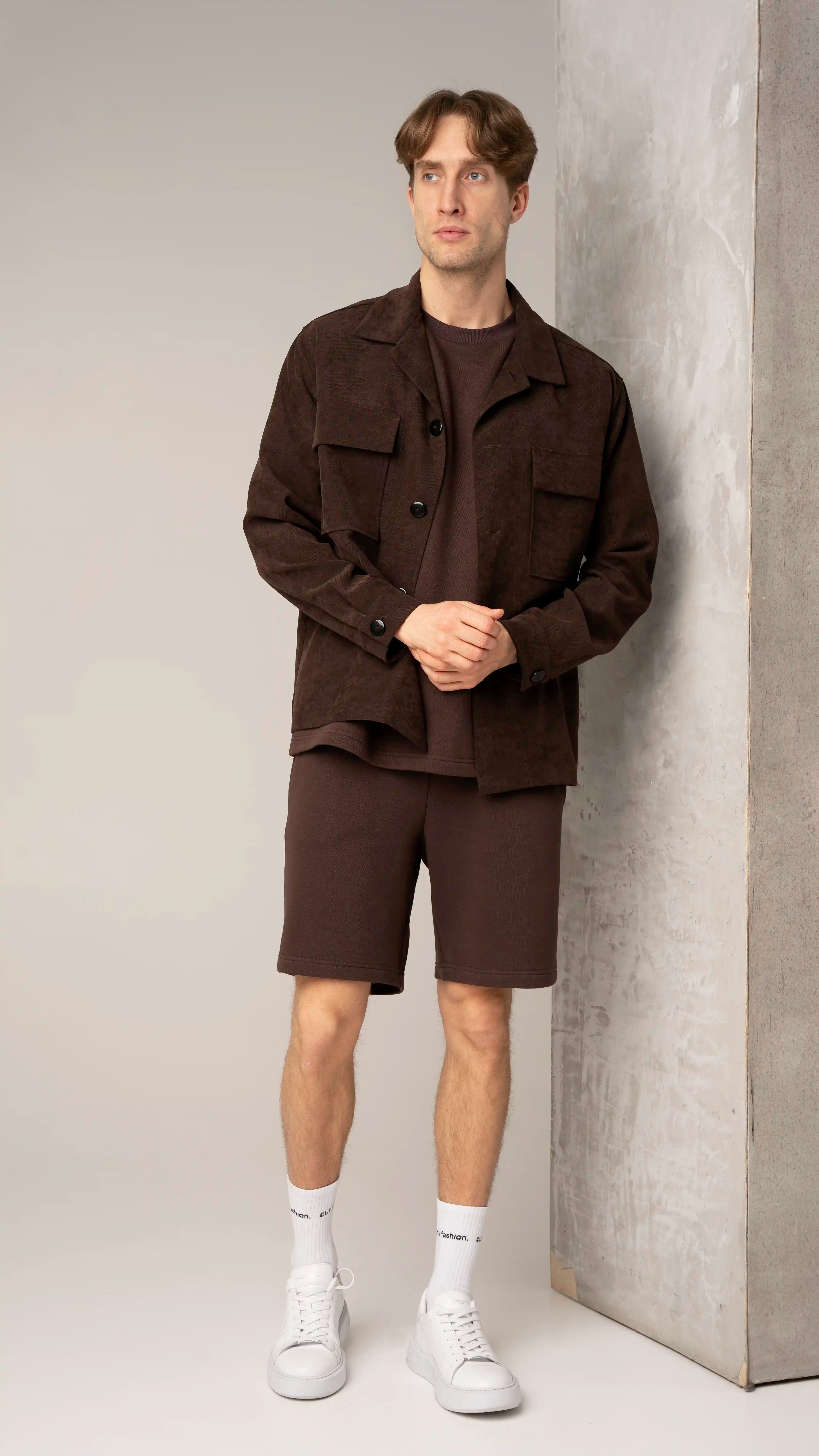 Vyriški rudos spalvos laisvalaikio treningai pavasariui ir vasarai su šortais ir džemperiu. Galima derinti su mūsų švarkeliu vyrams. Švarkelis vyrams puikus pasirinkimas pavasariui ir vasarai.