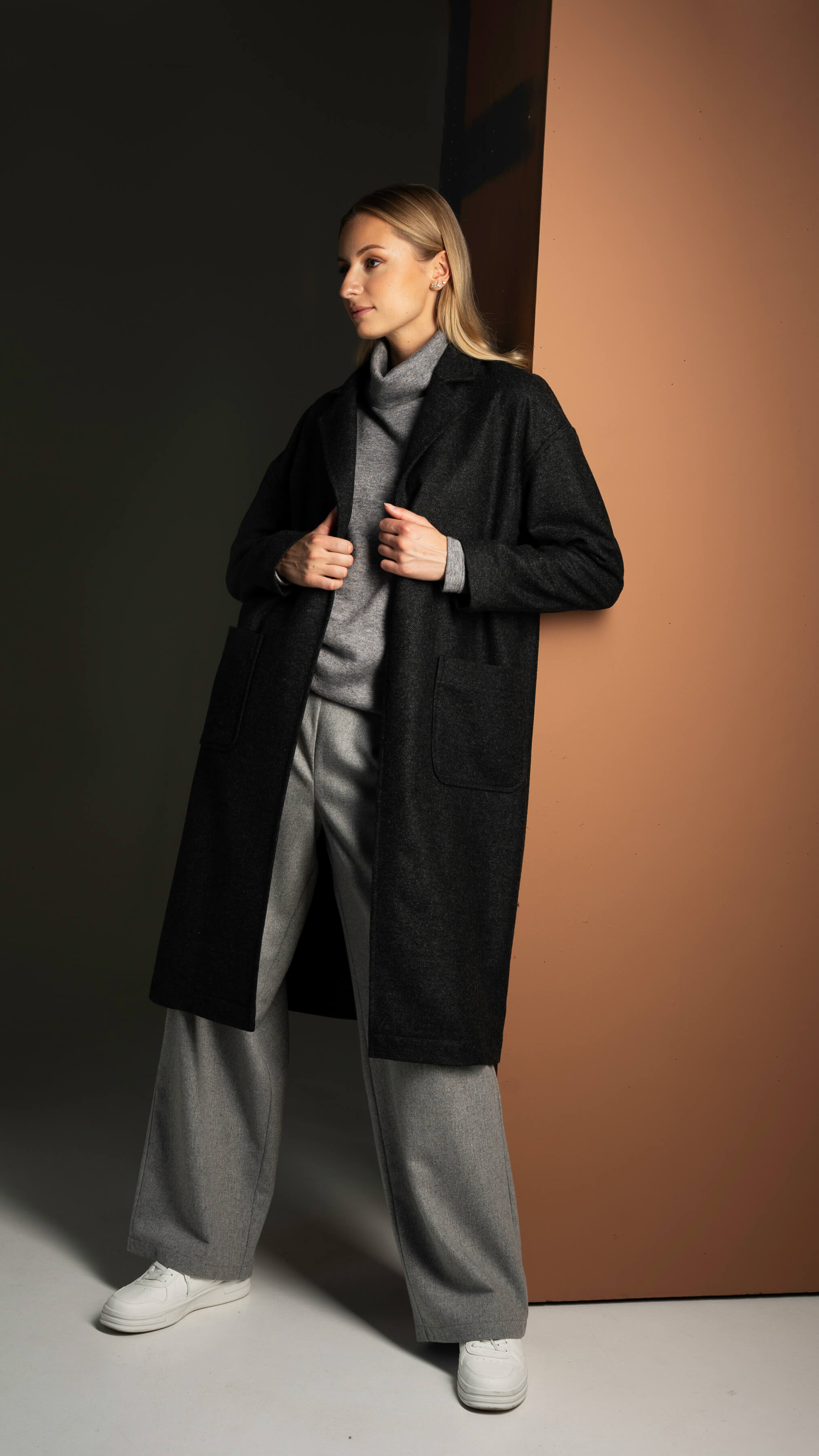 Pilkas moteriškas klasikinis paltas