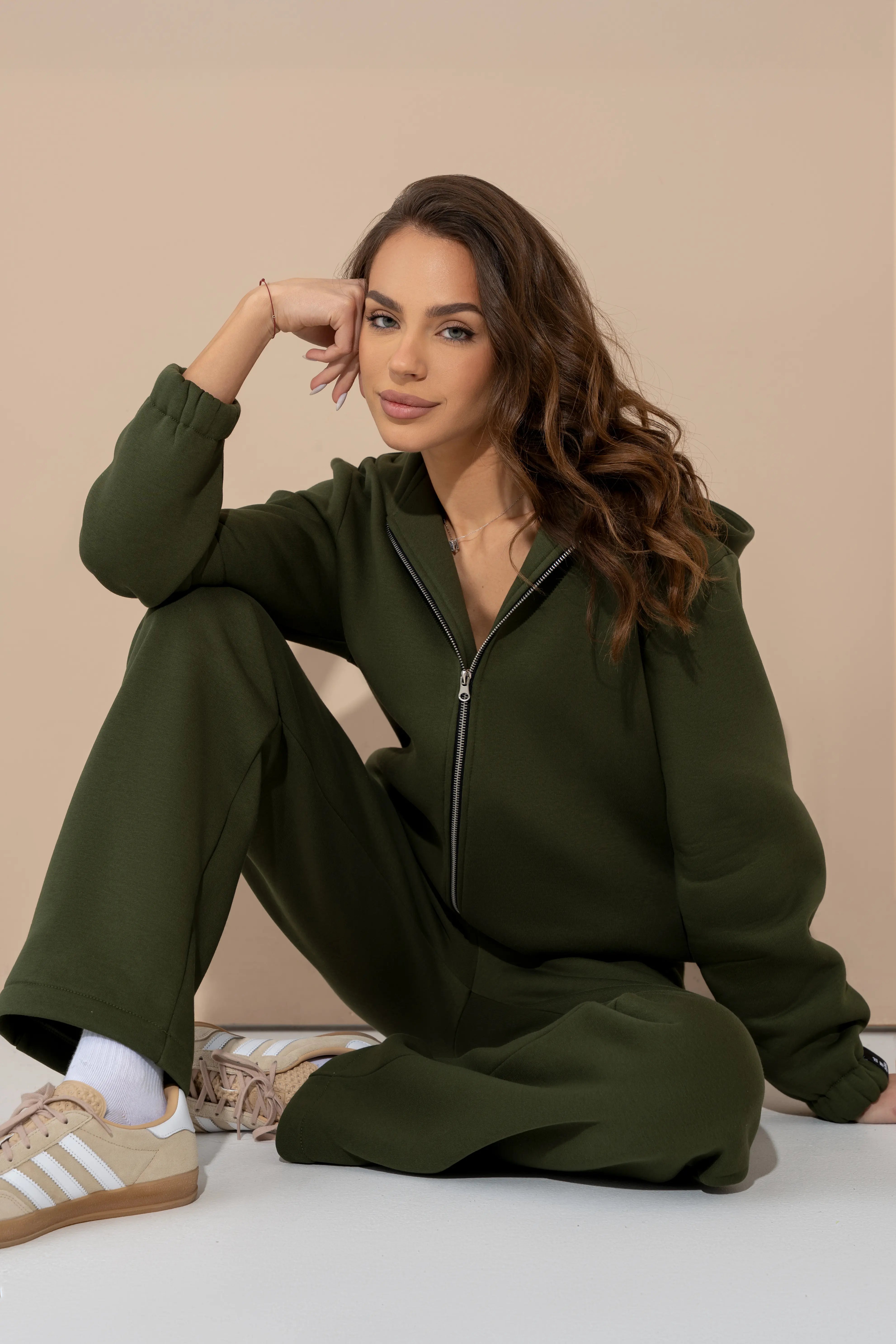 Žalios spalvos moteriškas laisvalaikio treningas su gobtuvu, pilno ilgio metaliniu užtrauktuku ir tiesaus kirpimo kelnėmis