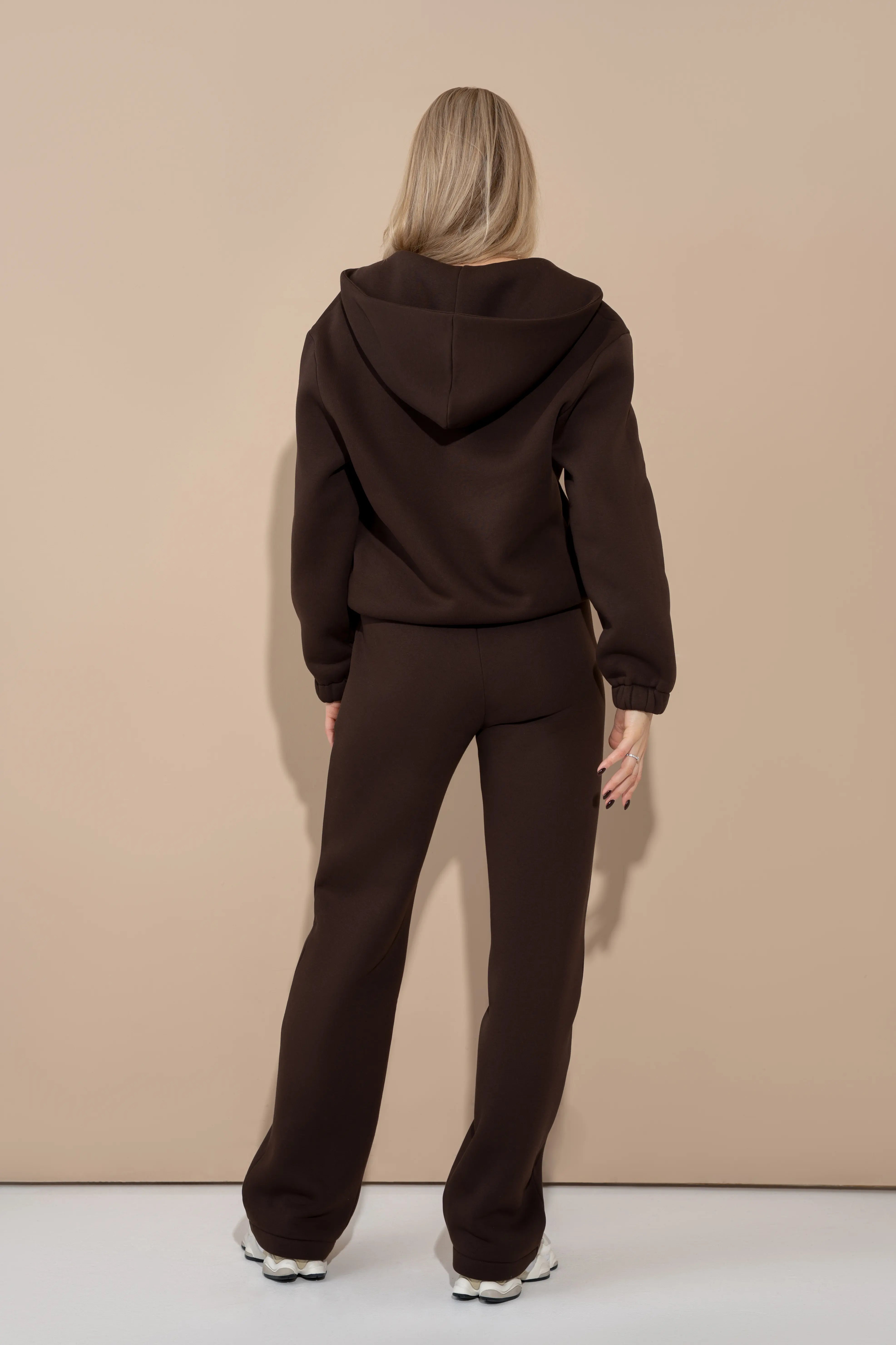 Rudos spalvos moteriškas laisvalaikio treningas iš nugaros su gobtuvu, laisvomis rankovėmis ir tiesaus kirpimo kelnėmis