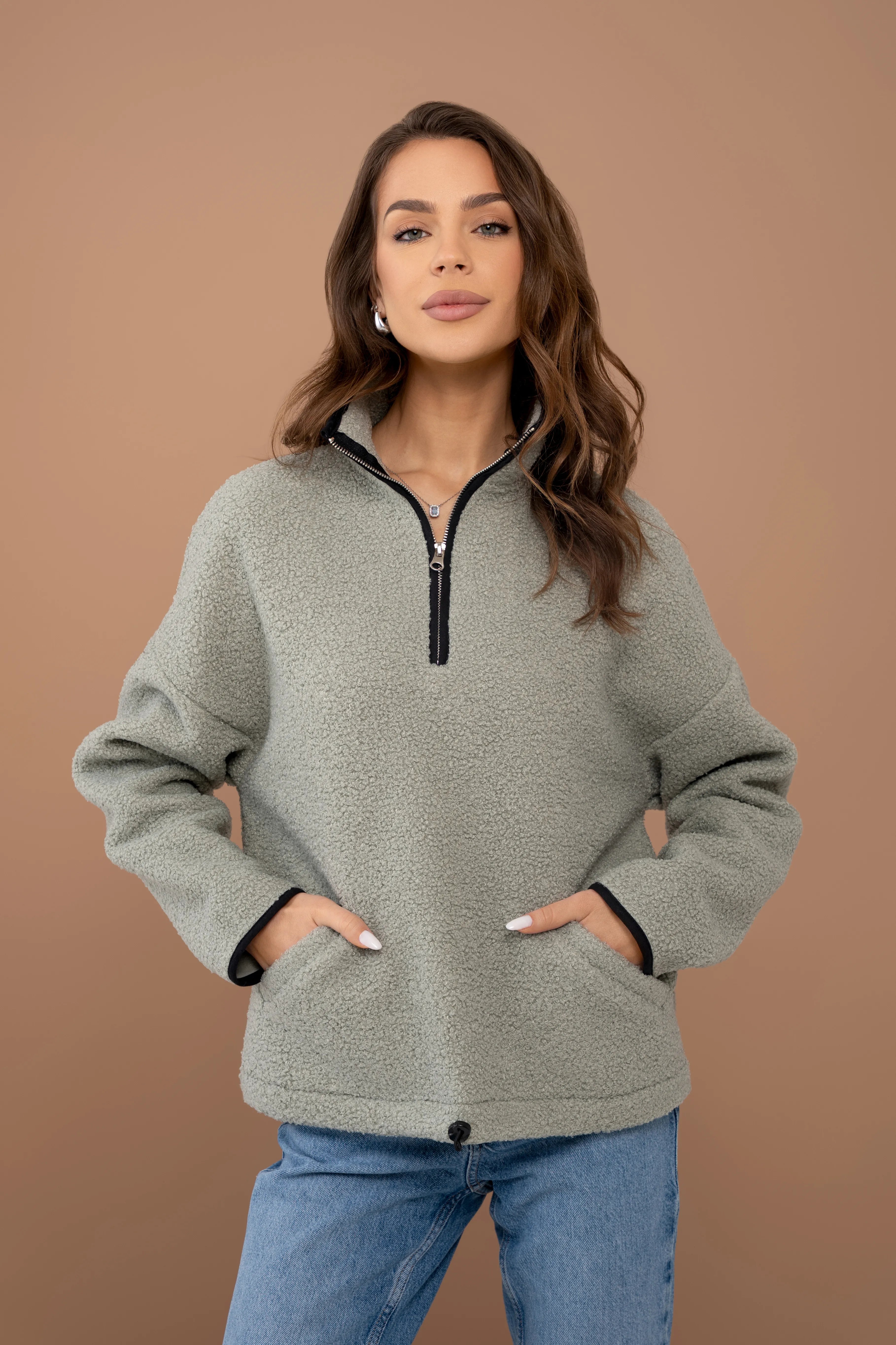 Chaki spalvos laisvalaikio teddy džemperis, patogus poilsiui, pasivaikščiojimams ir jaukiam laikui namuose.