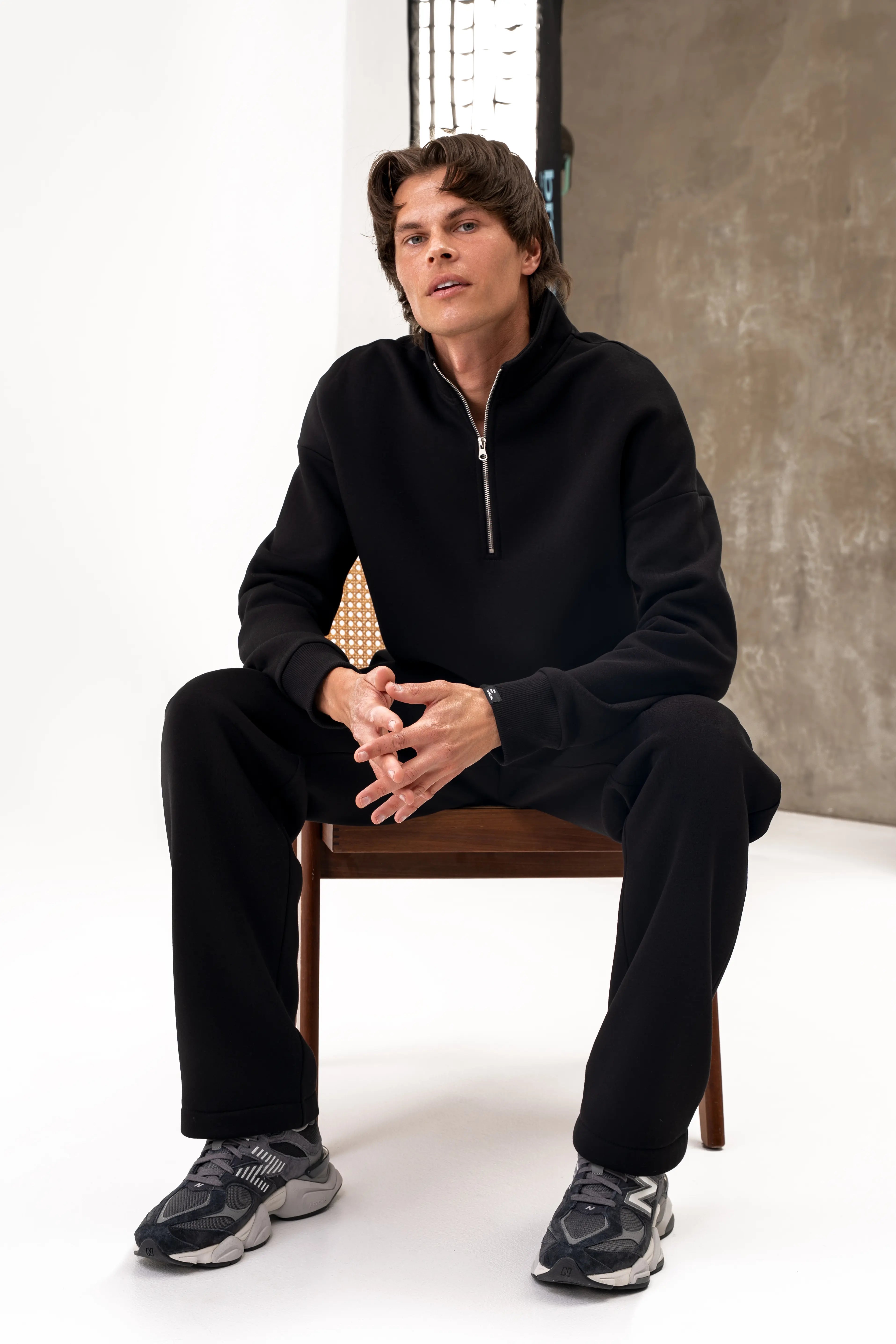 Herren-Freizeitset „Vilius“ in Schwarz – Sweatshirt mit halbem Reißverschluss und Hose mit Taschen