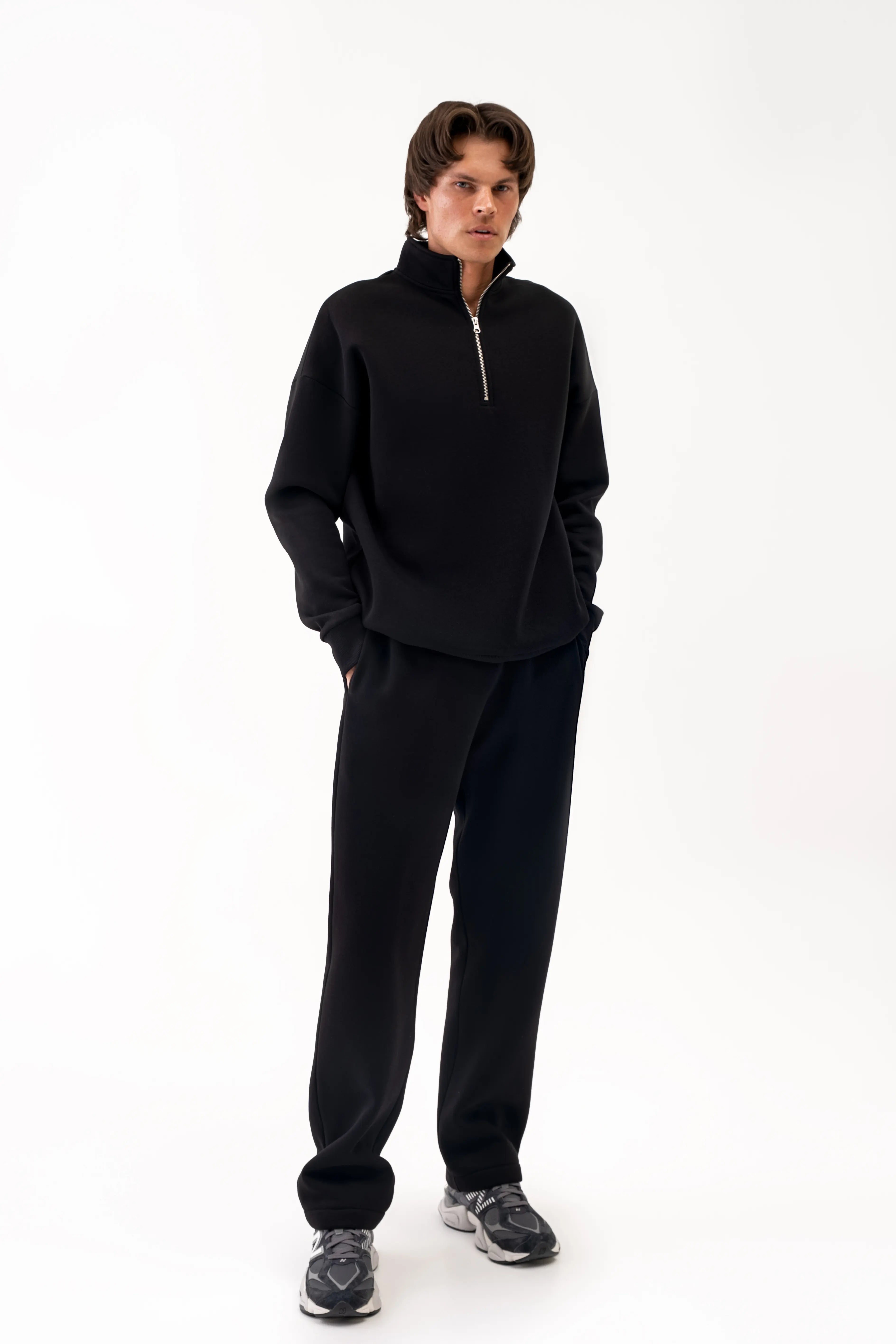 Vyriškas juodos spalvos laisvalaikio kostiumas „Vilius“ - džemperis su pusiniu užtrauktuku ir tiesaus silueto kelnės