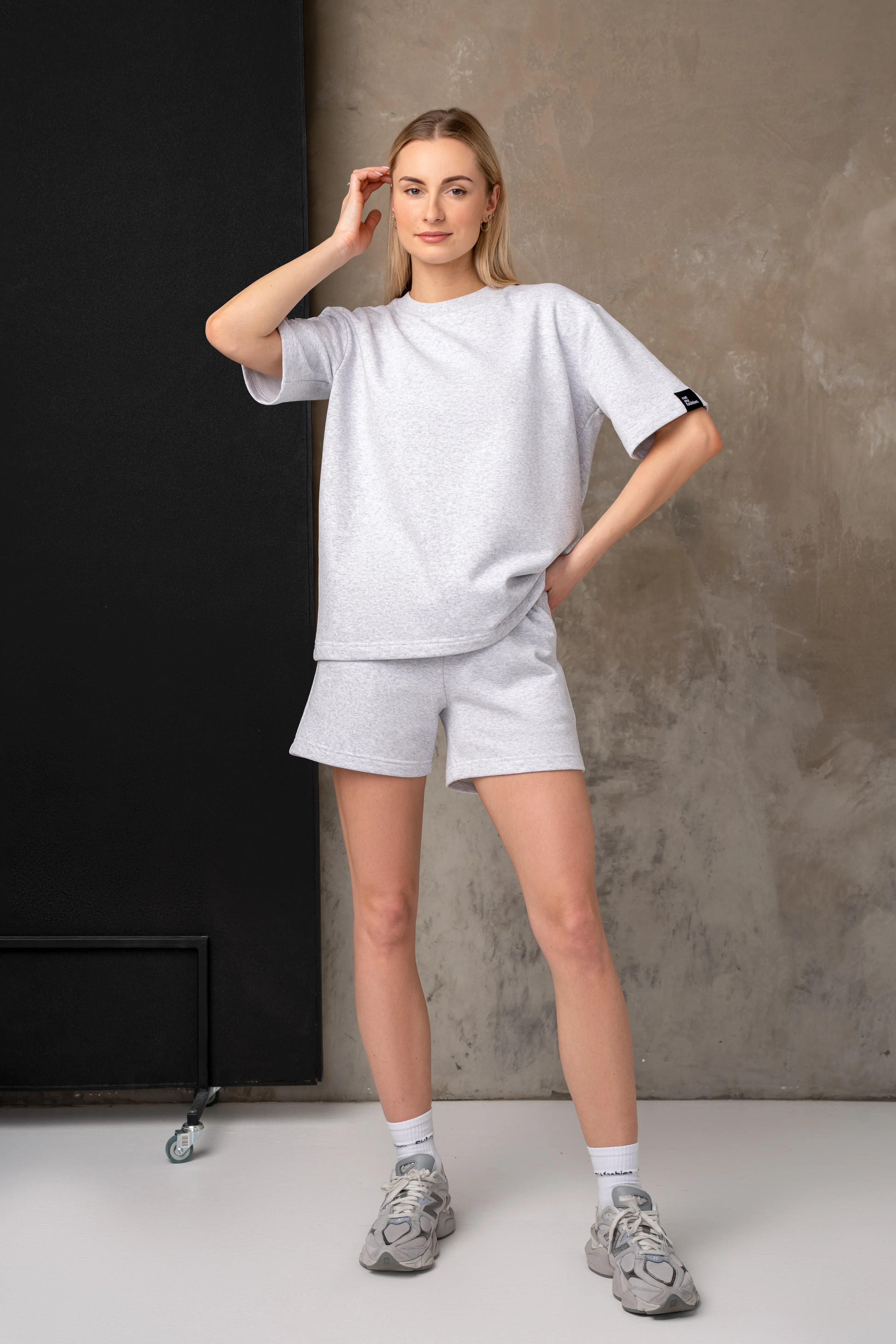 Damenkostüm in Melange-Farben mit Oversize-Bluse und Shorts, Ansicht von vorne