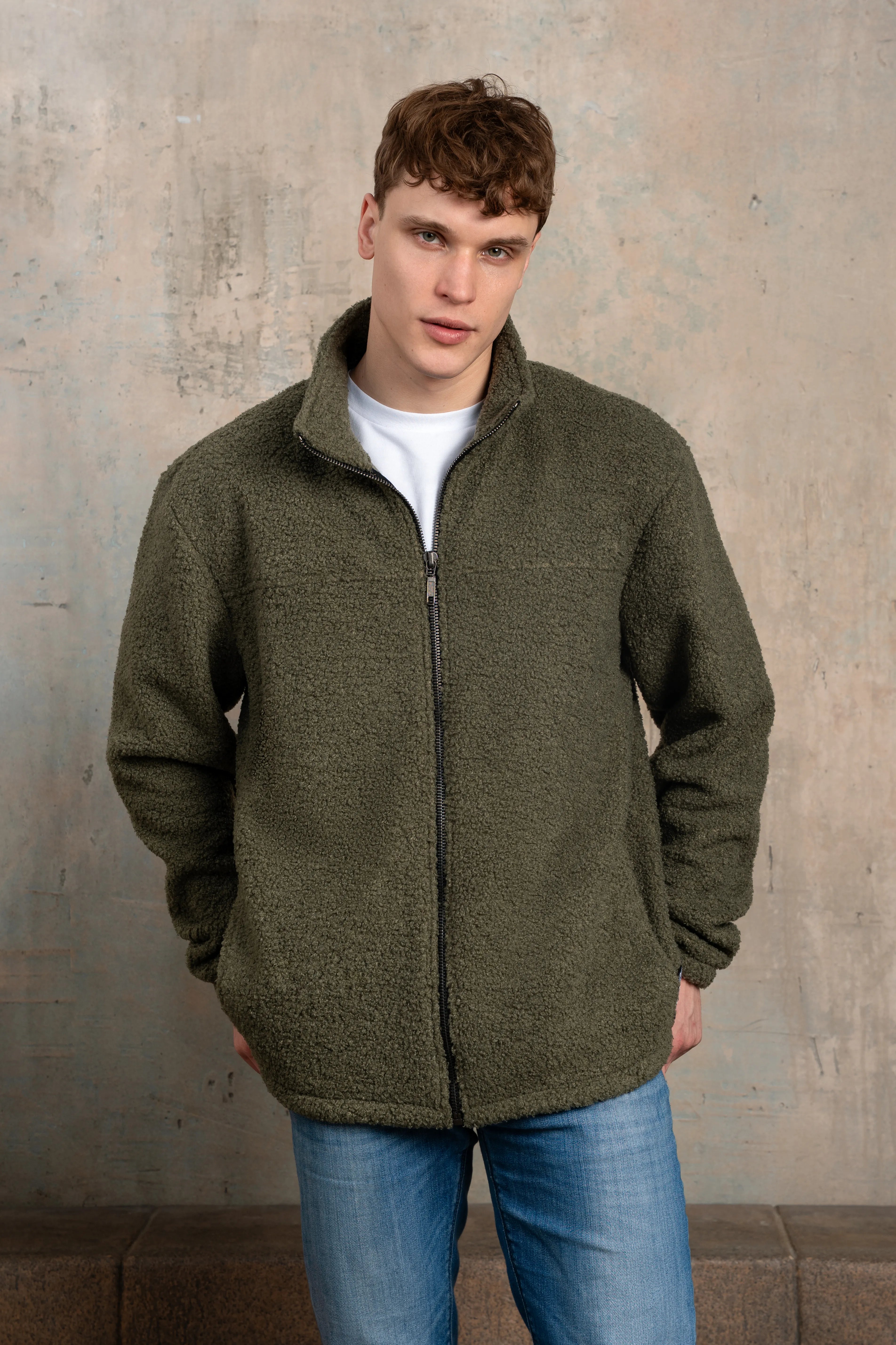 Chaki spalvos vyriškas džemperis su pilno ilgio užtrauktuku, stačia apykakle, ilgomis rankovėmis ir vaizdu iš priekio