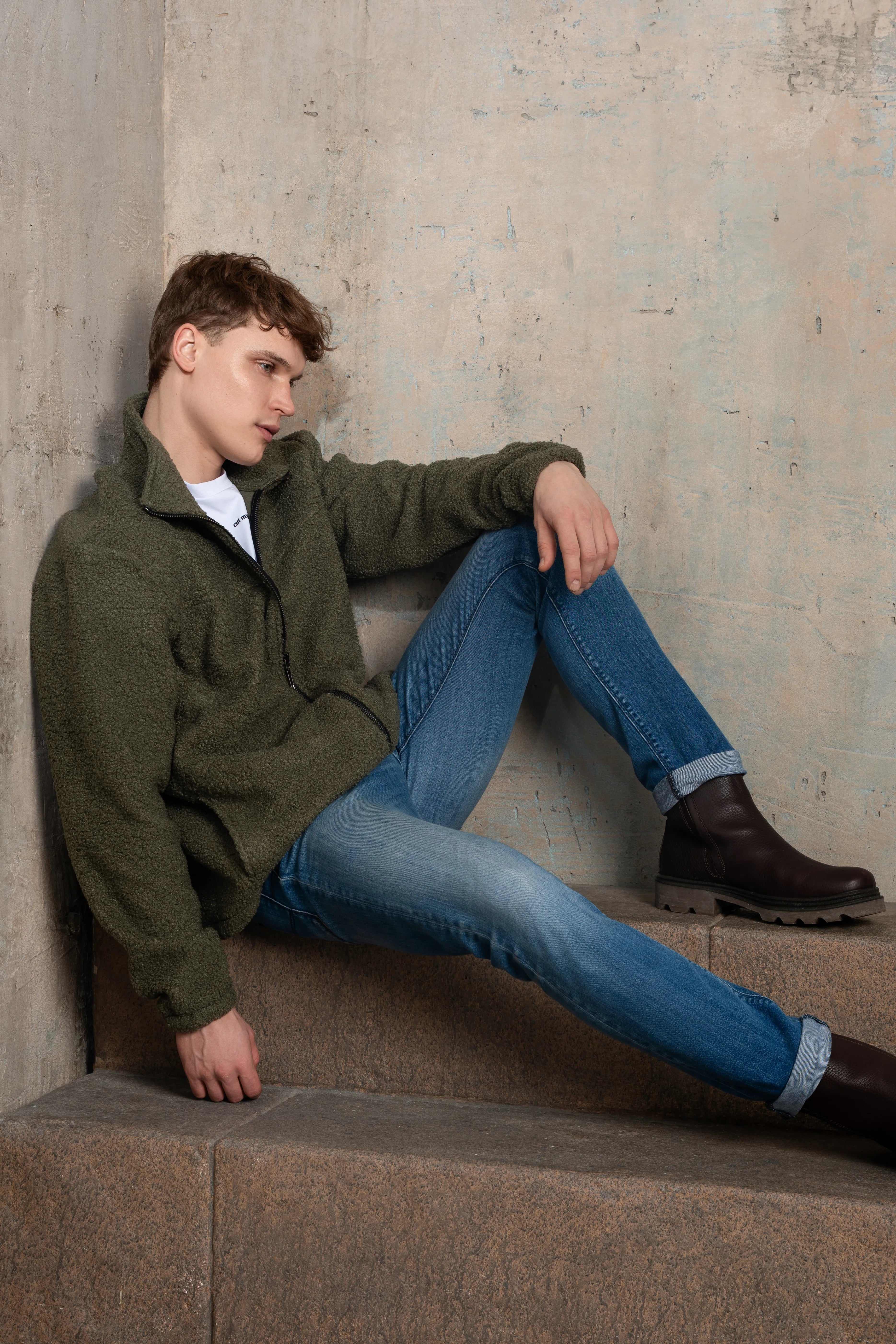 Chaki spalvos vyriškas džemperis su pilno ilgio užtrauktuku, stačia apykakle, ilgomis rankovėmis ir vaizdu iš šono