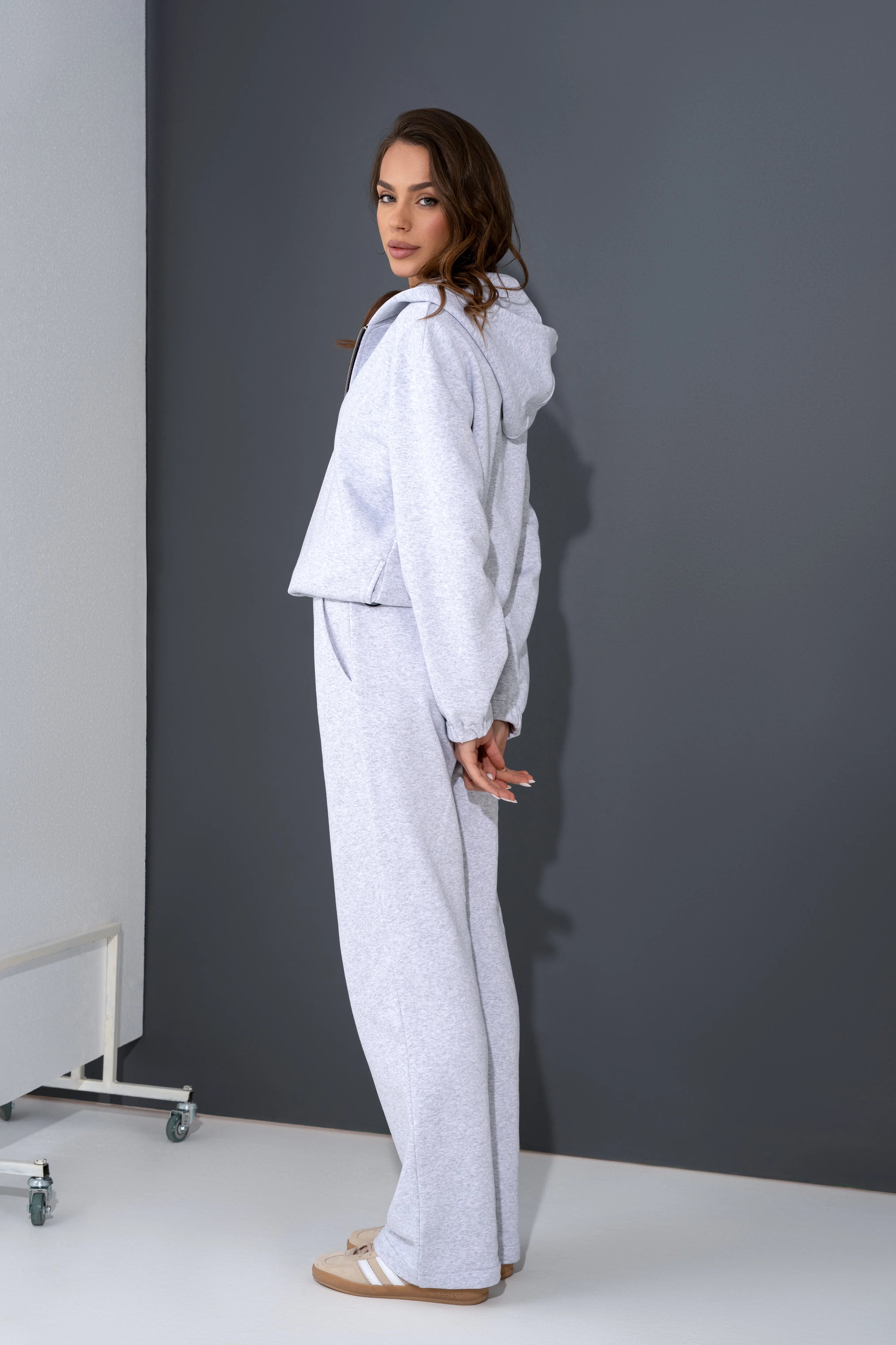 Moteriški melange treningai su užtrauktuku, sukurti patogiam poilsiui ir kasdieniam komfortui.