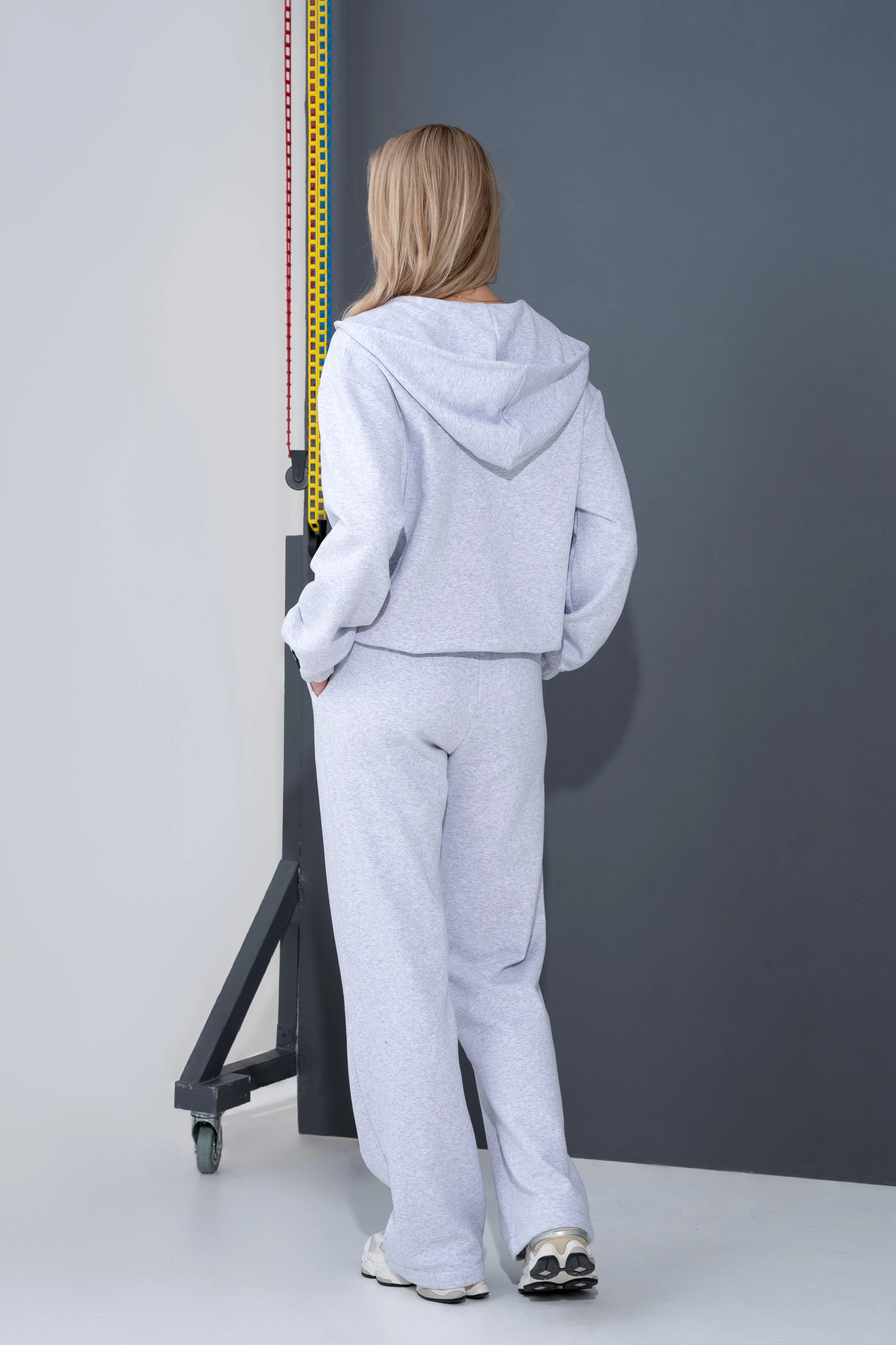 Pilkas melange laisvalaikio treningas su tiesiomis kelnėmis, skirtas dėvėti mieste.