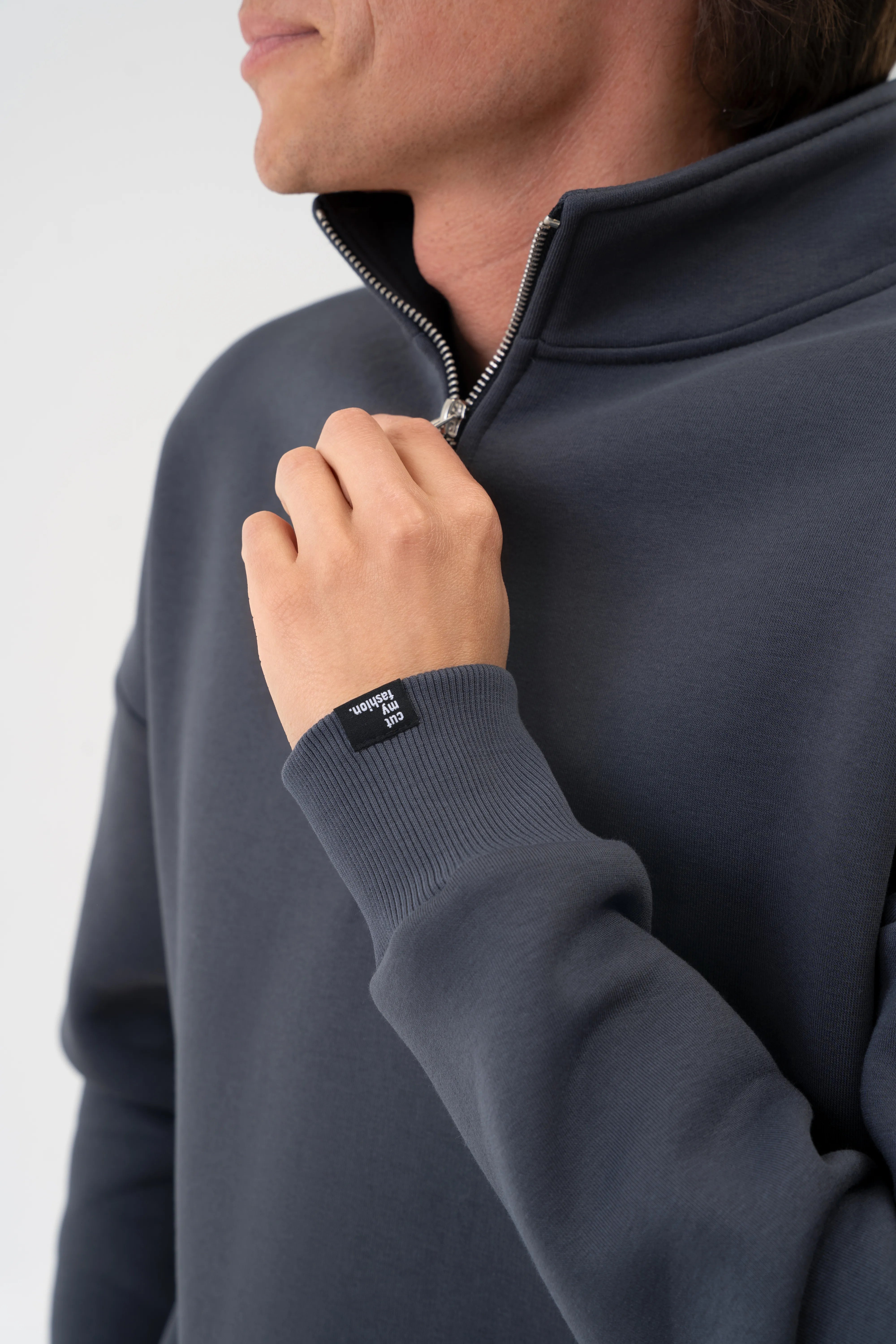 Herrenpullover in Iron-Farbe mit hohem Kragen und Metallreißverschluss, Detailansicht der Ärmelbündchen
