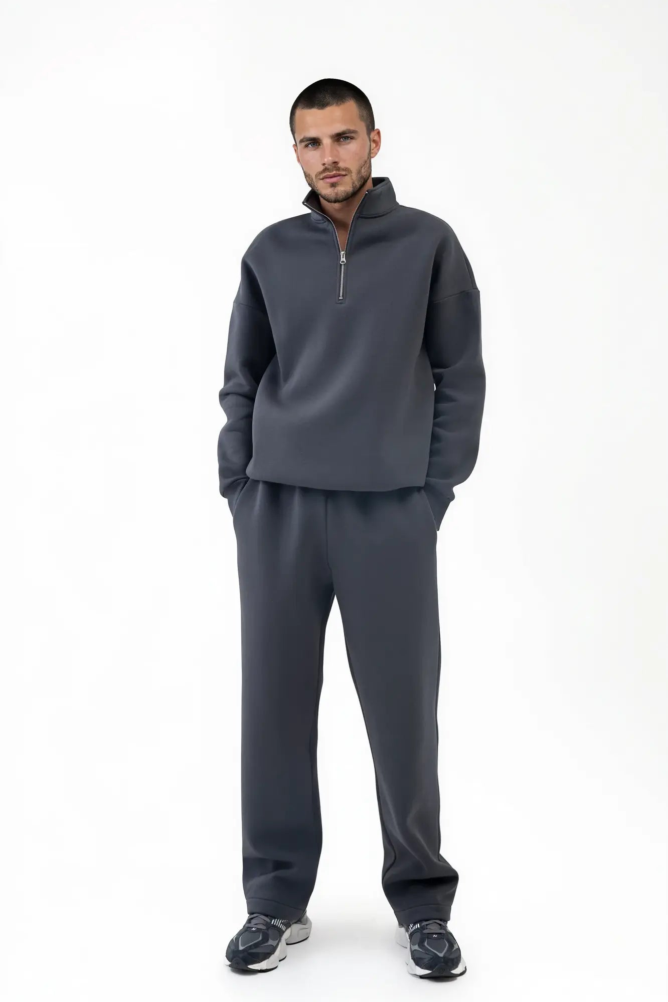 Vyriškas iron spalvos laisvalaikio kostiumėlis su aukšta apykakle ir tiesiomis kelnėmis, vaizdas iš priekio
