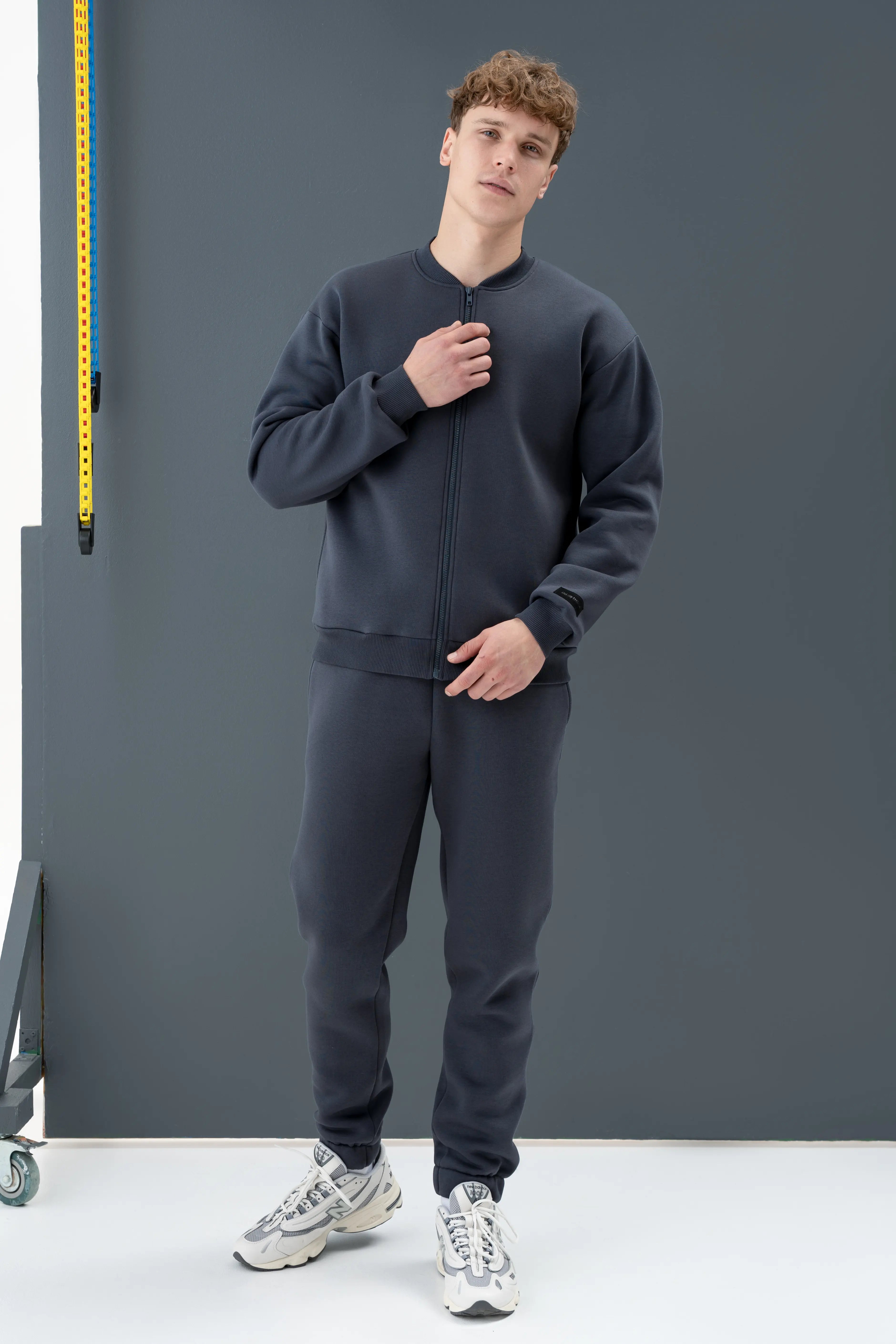 Stilingas tamsiai pilkas laisvalaikio treningas vyrams, pasiūtas Lietuvoje cutmyfashion siuvykloje.