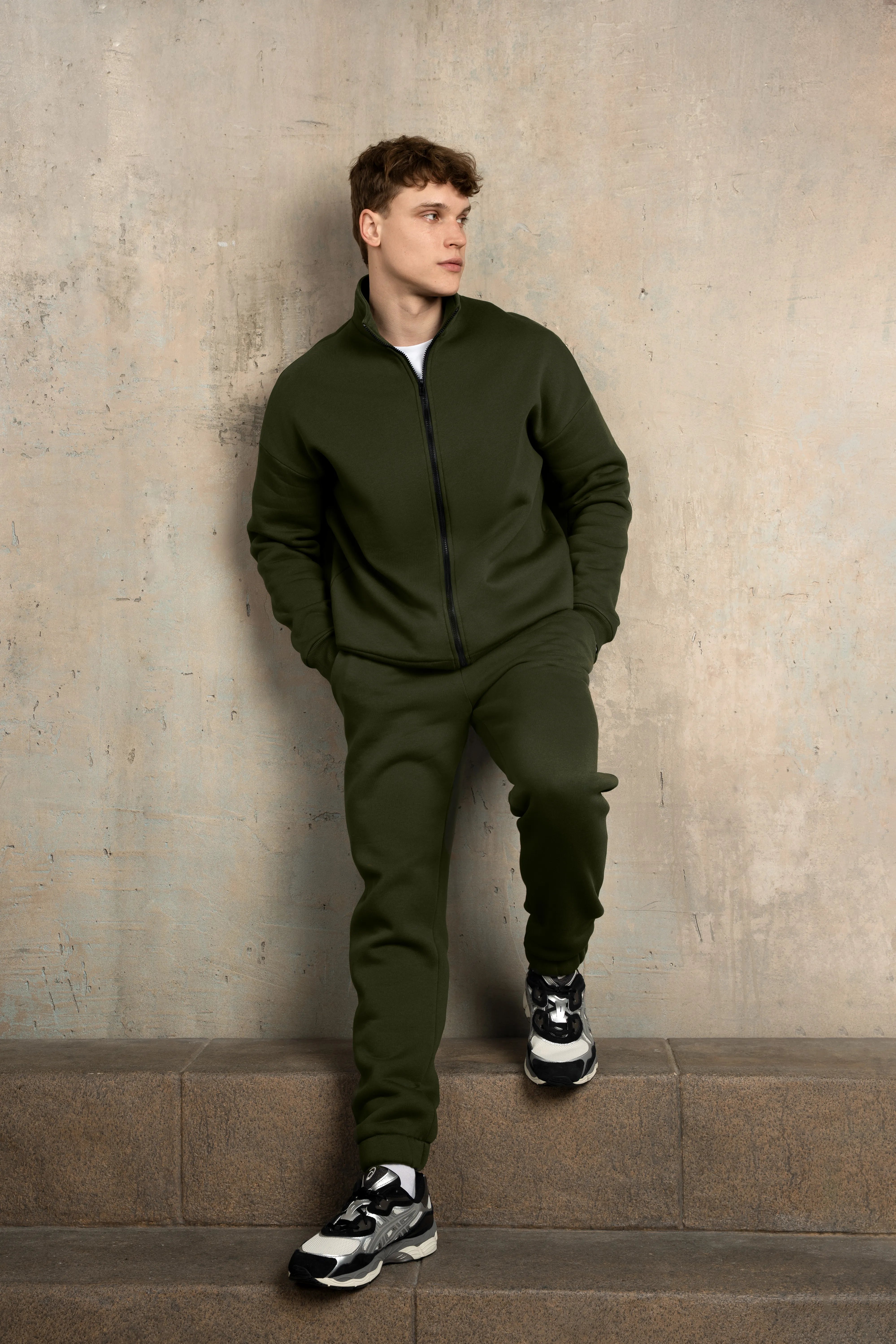 Tamsiai žalias vyriškas laisvalaikio treningas, sukurtas patogiems pasivaikščiojimams mieste.