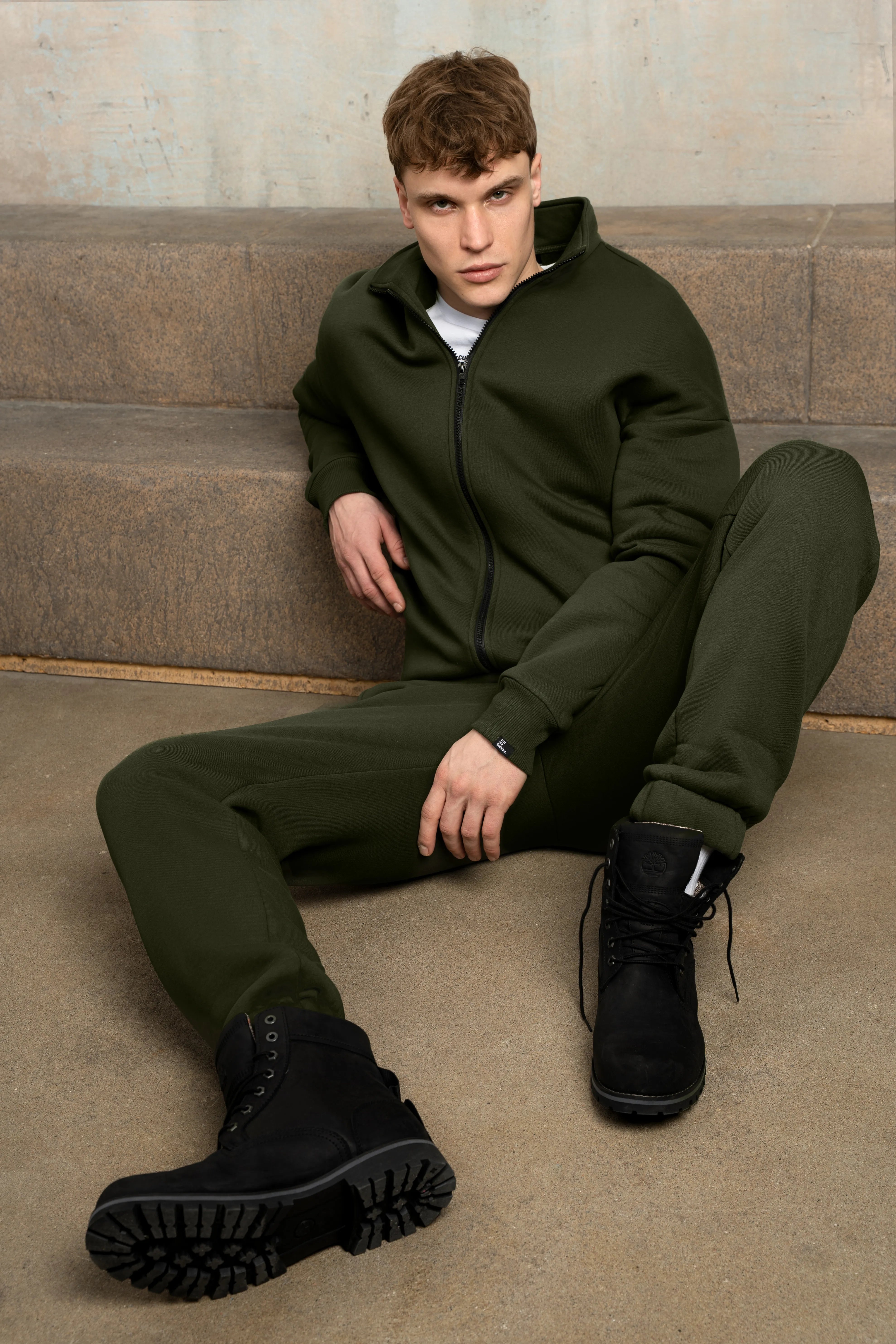 Chaki laisvalaikio treningas, sukurtas cutmyfashion kasdieniam komfortui.