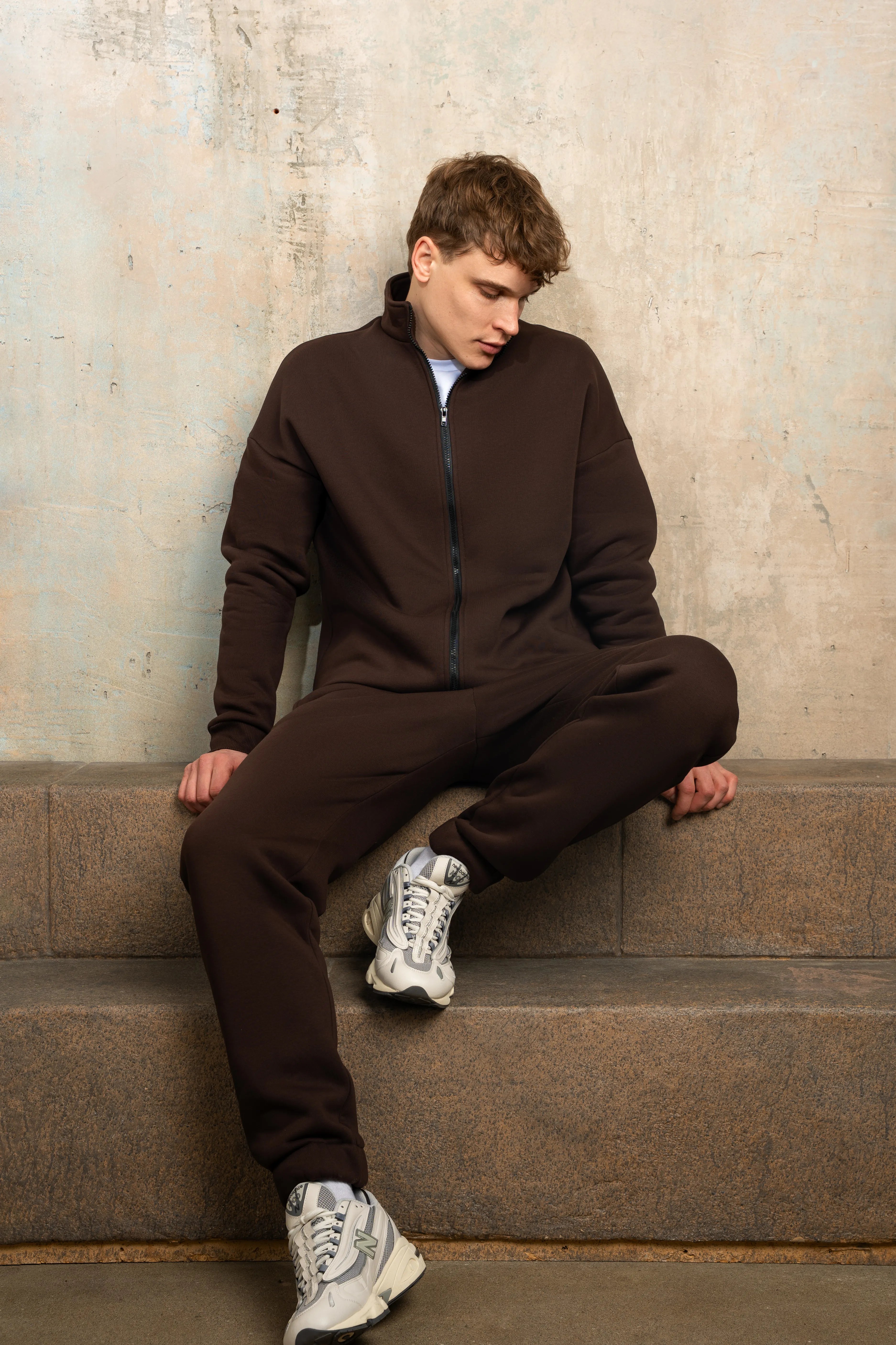 Rudas šokoladinis laisvalaikio treningas su pūkeliu, patogus žiemai ir kasdieniam dėvėjimui.