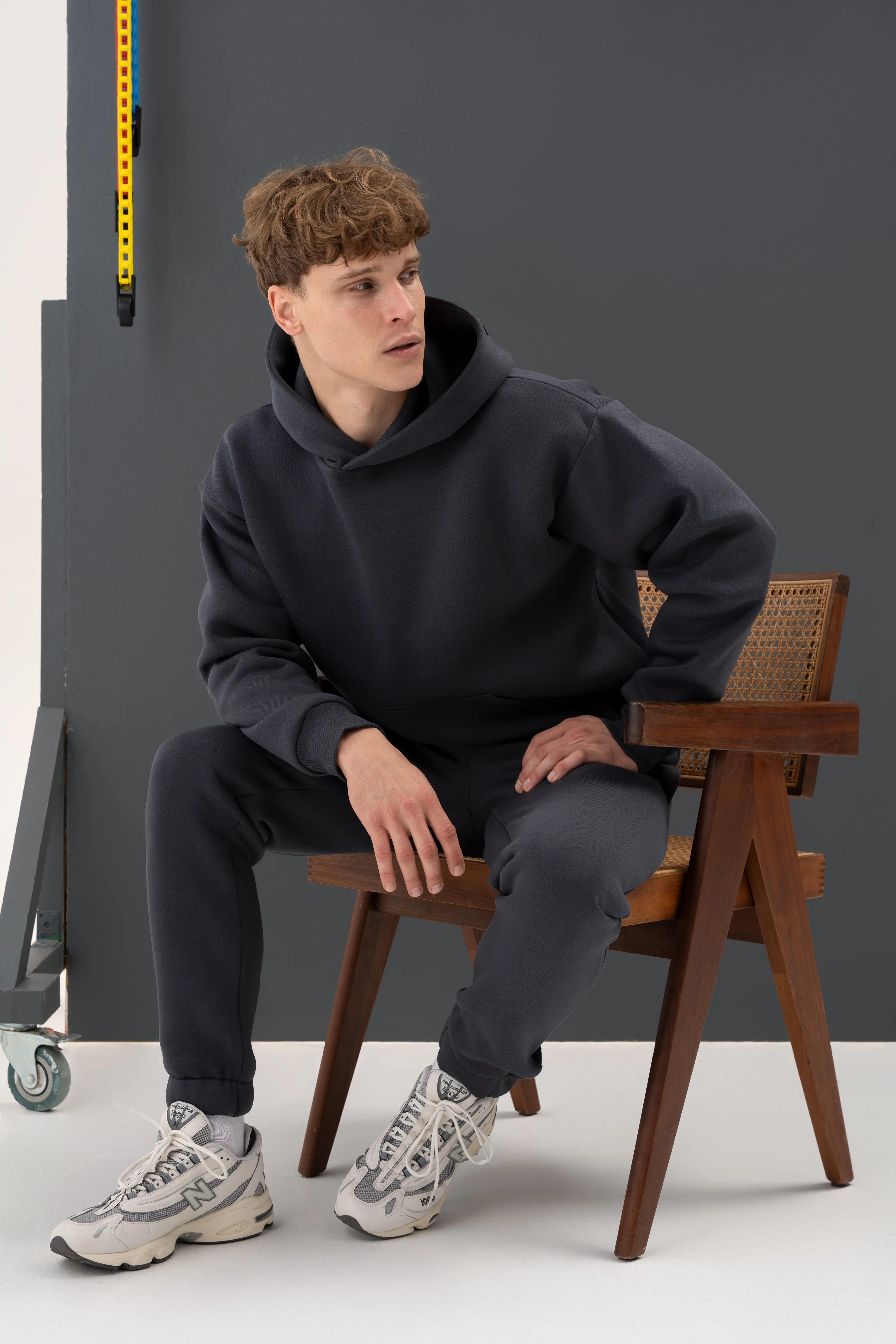 Patogus metalo spalvos treningas vyrams, puikiai tinkantis kasdienai ir poilsiui.