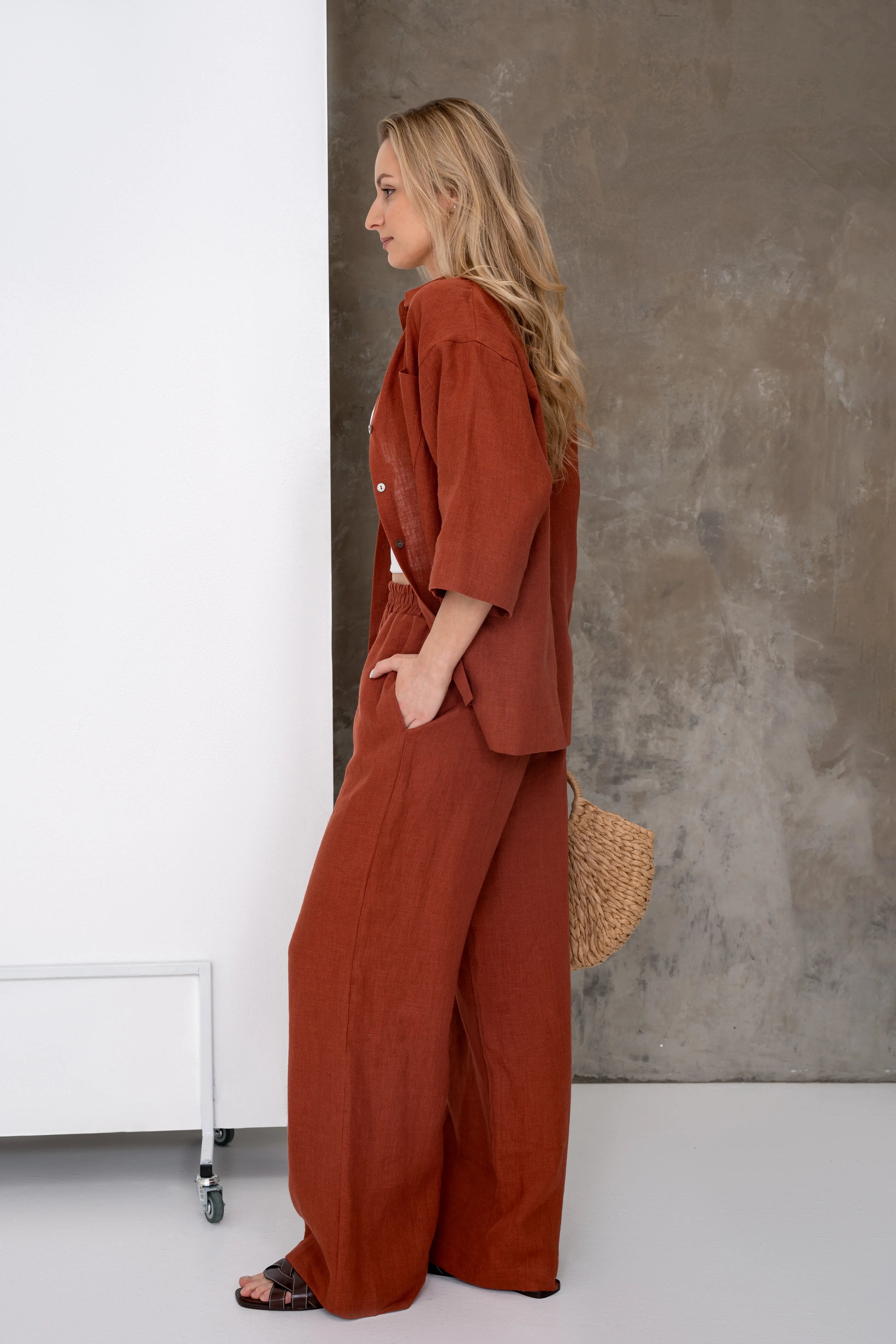 Leinenhose für Damen in Ziegelrot, gerader Schnitt, Seitenansicht