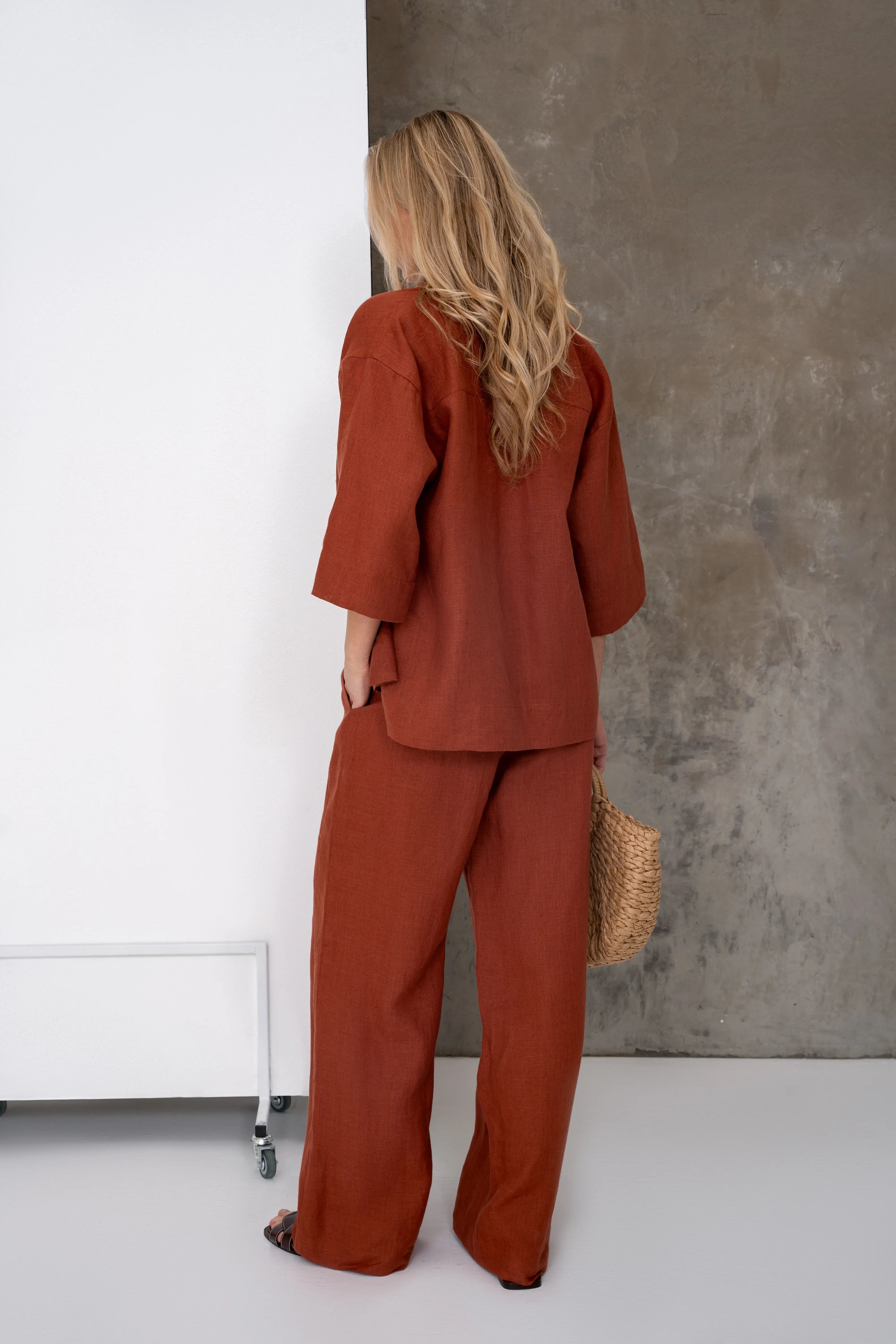 Leinenhose für Damen in Ziegelrot, gerader Schnitt, Ansicht von hinten und von der Seite