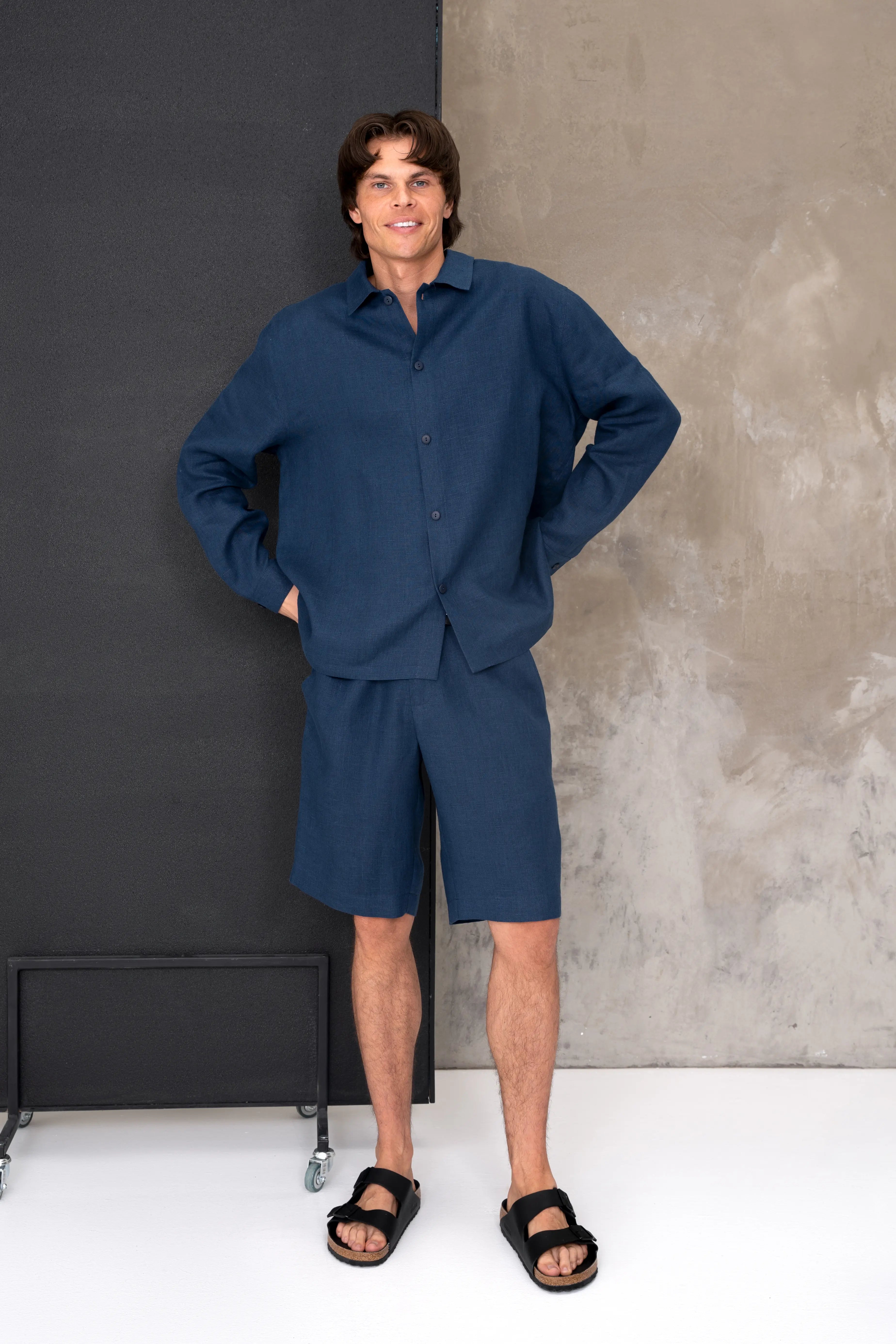 Blauer Herrenanzug aus Leinen mit Hemd und Shorts, Ansicht von vorne, das Model steht