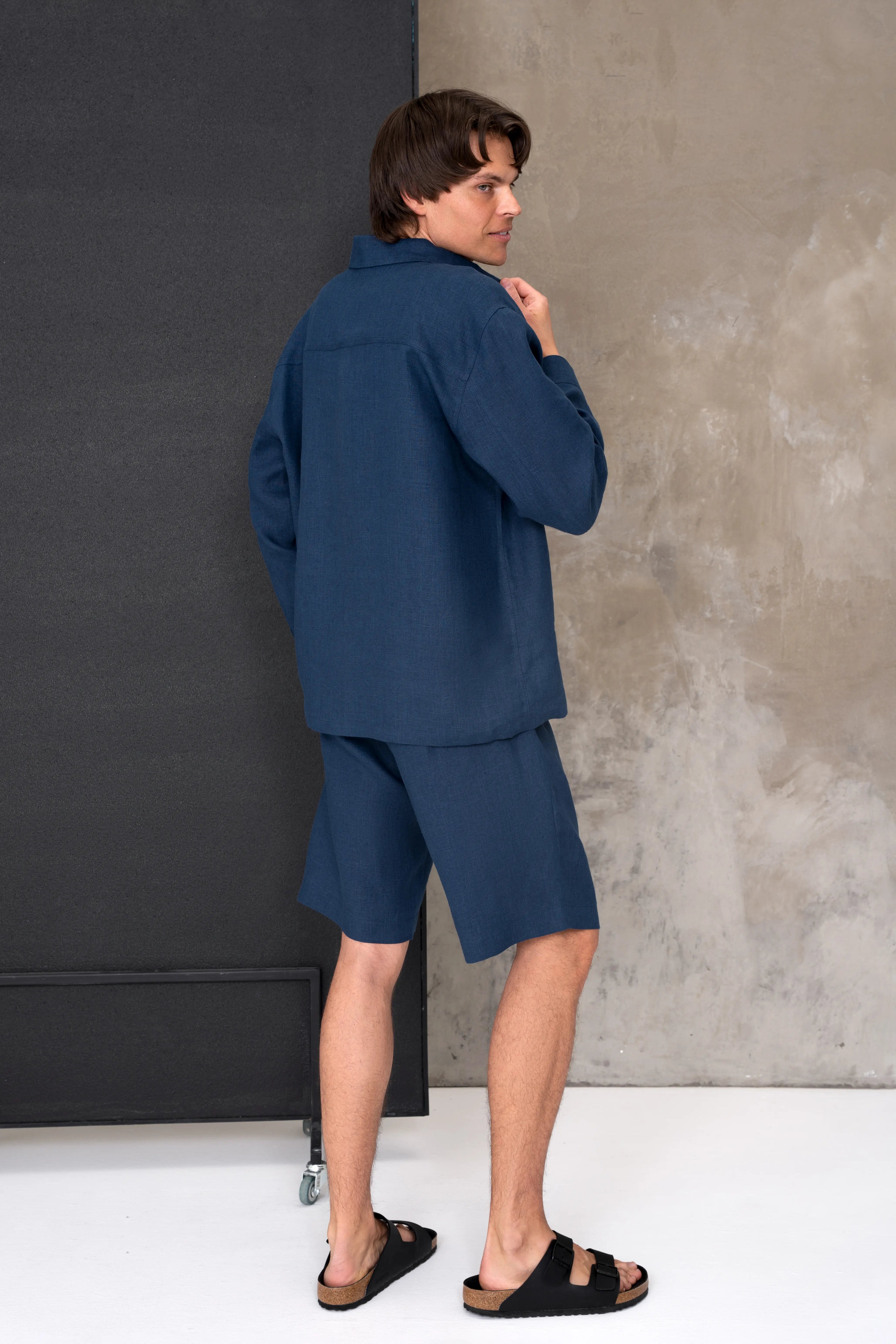 Blauer Herrenanzug aus Leinen mit Hemd und Shorts, Ansicht von hinten
