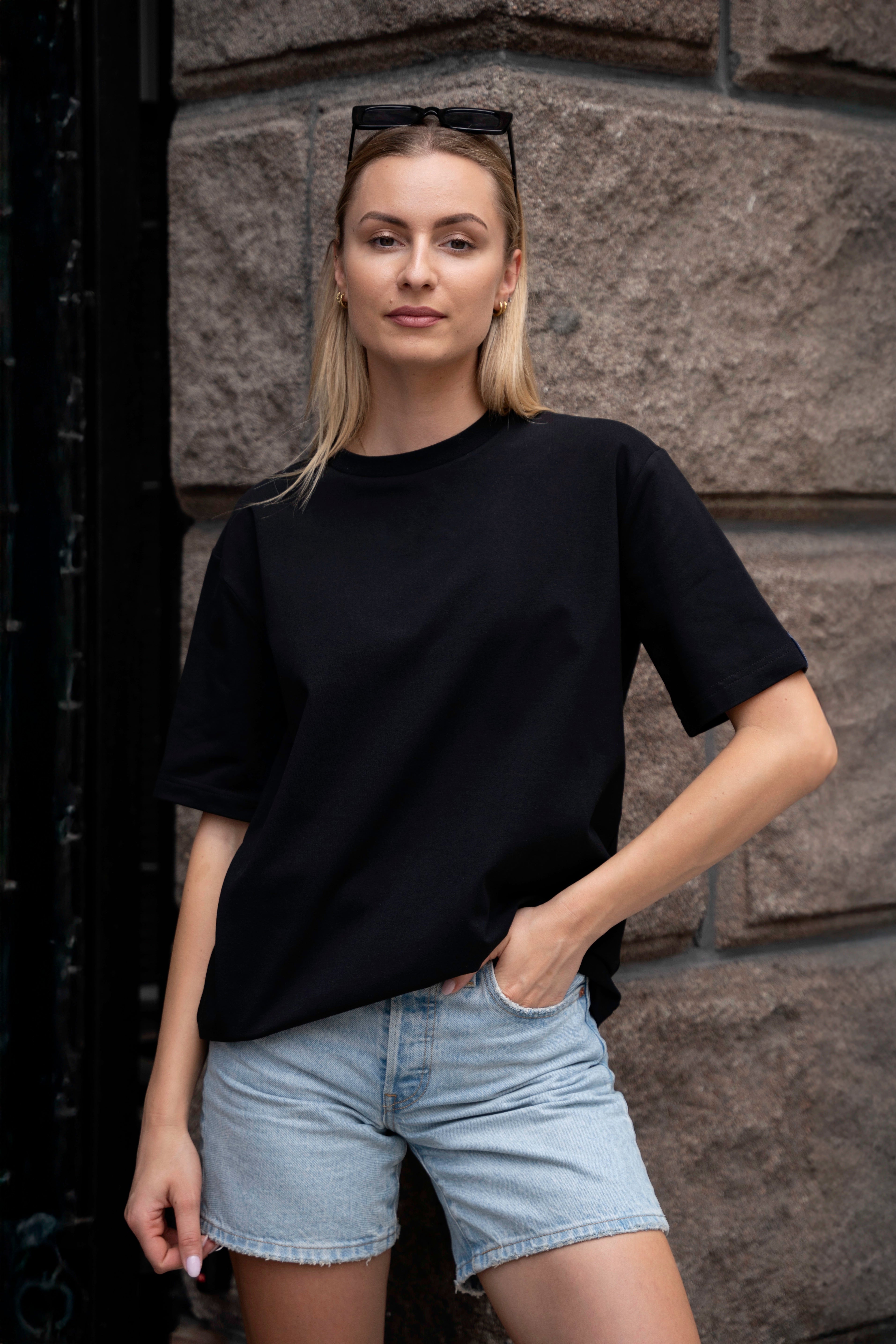 Juodi moteriški oversized marškinėliai