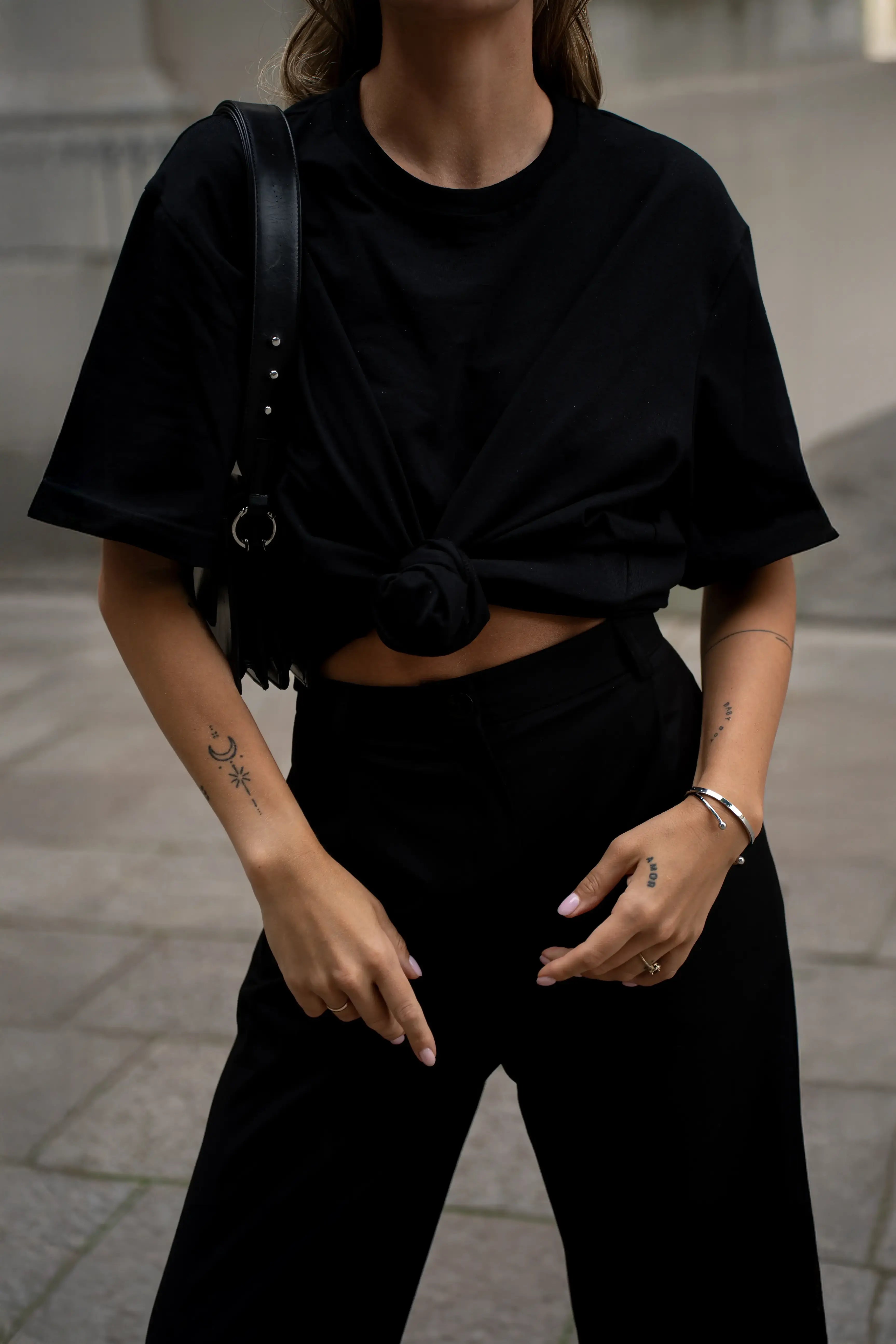 Juodi oversized marškinėliai su cutmyfashion logotipu ir juodos kelnės su kišenėmis
