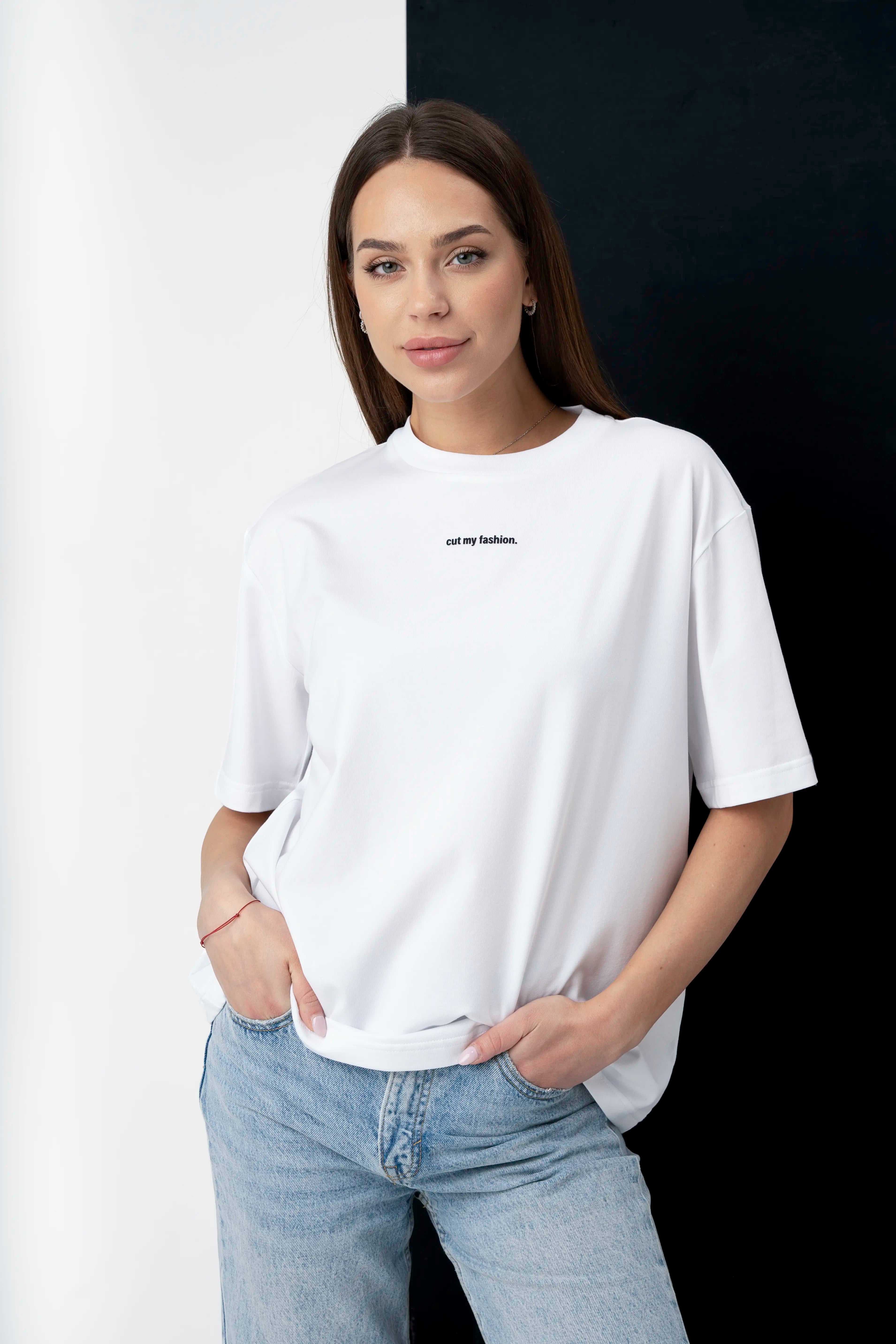 Balti moteriški oversized marškinėliai iš medvilninio audinio, vaizdas iš arčiau su logotipu