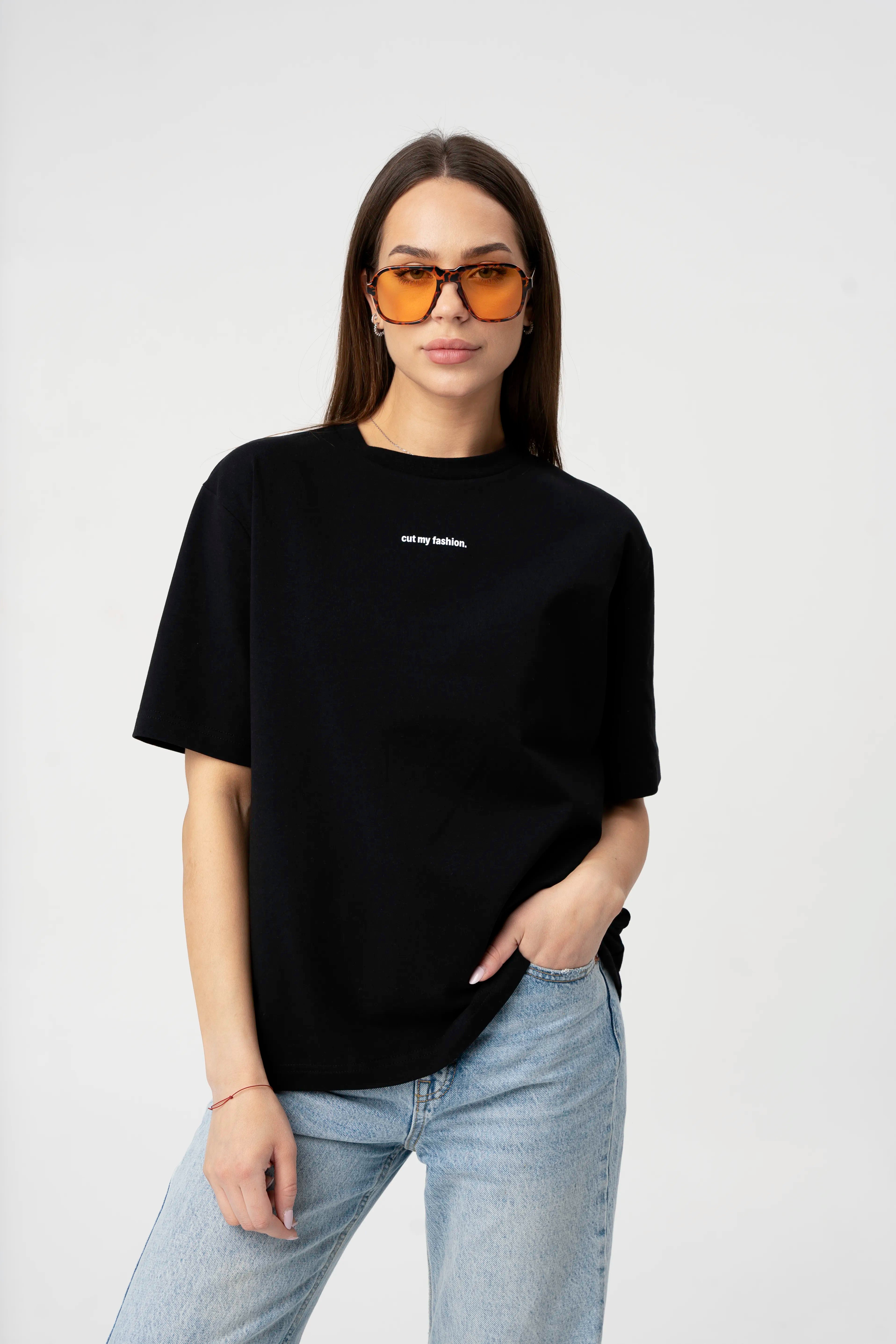Juodi moteriški oversized marškinėliai iš medvilninio audinio, laisvas siluetas su akiniais ir logotipu