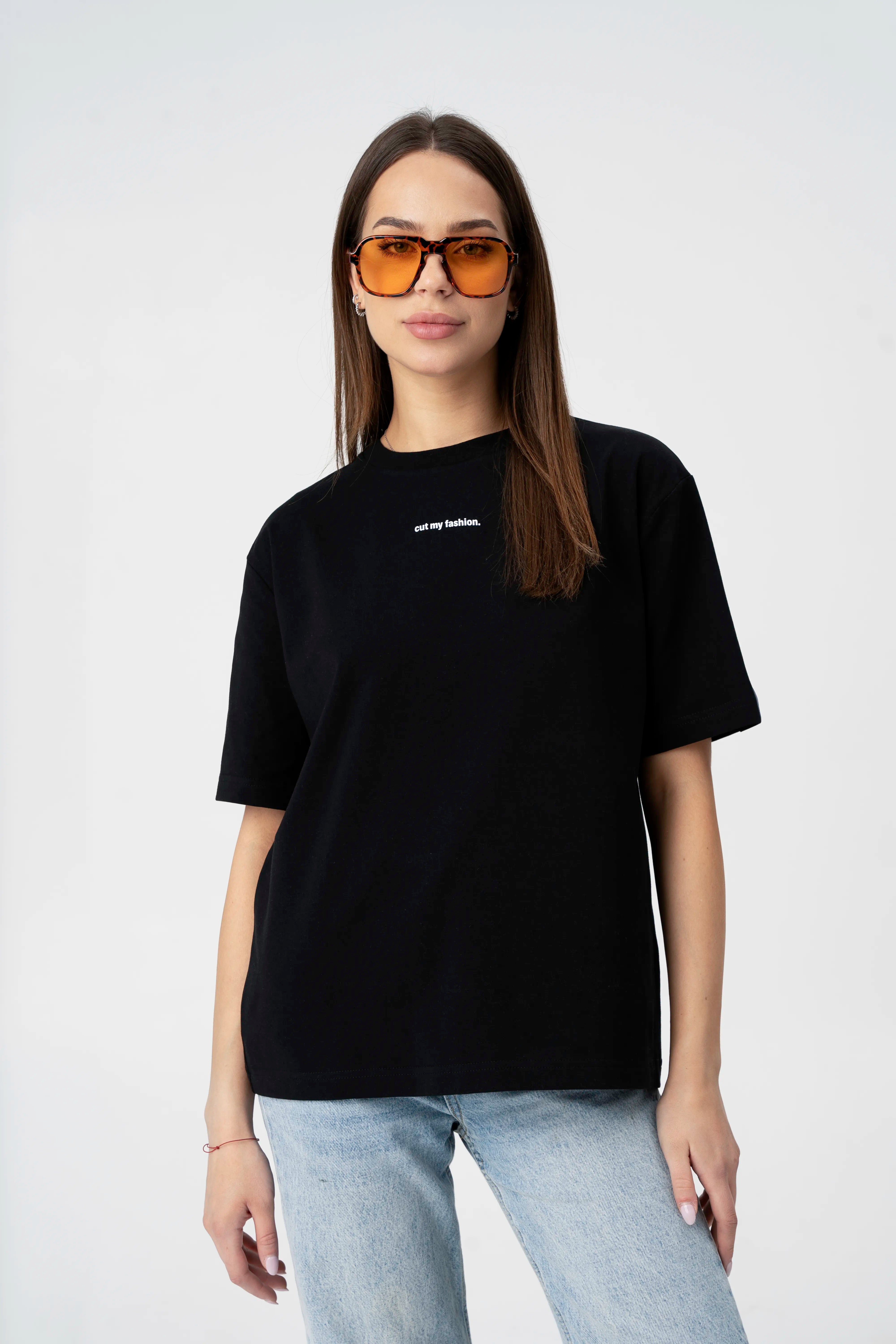 Moteriški juodi laisvalaikio marškinėliai iš medvilninio audinio, oversized modelis iš arčiau su akiniais