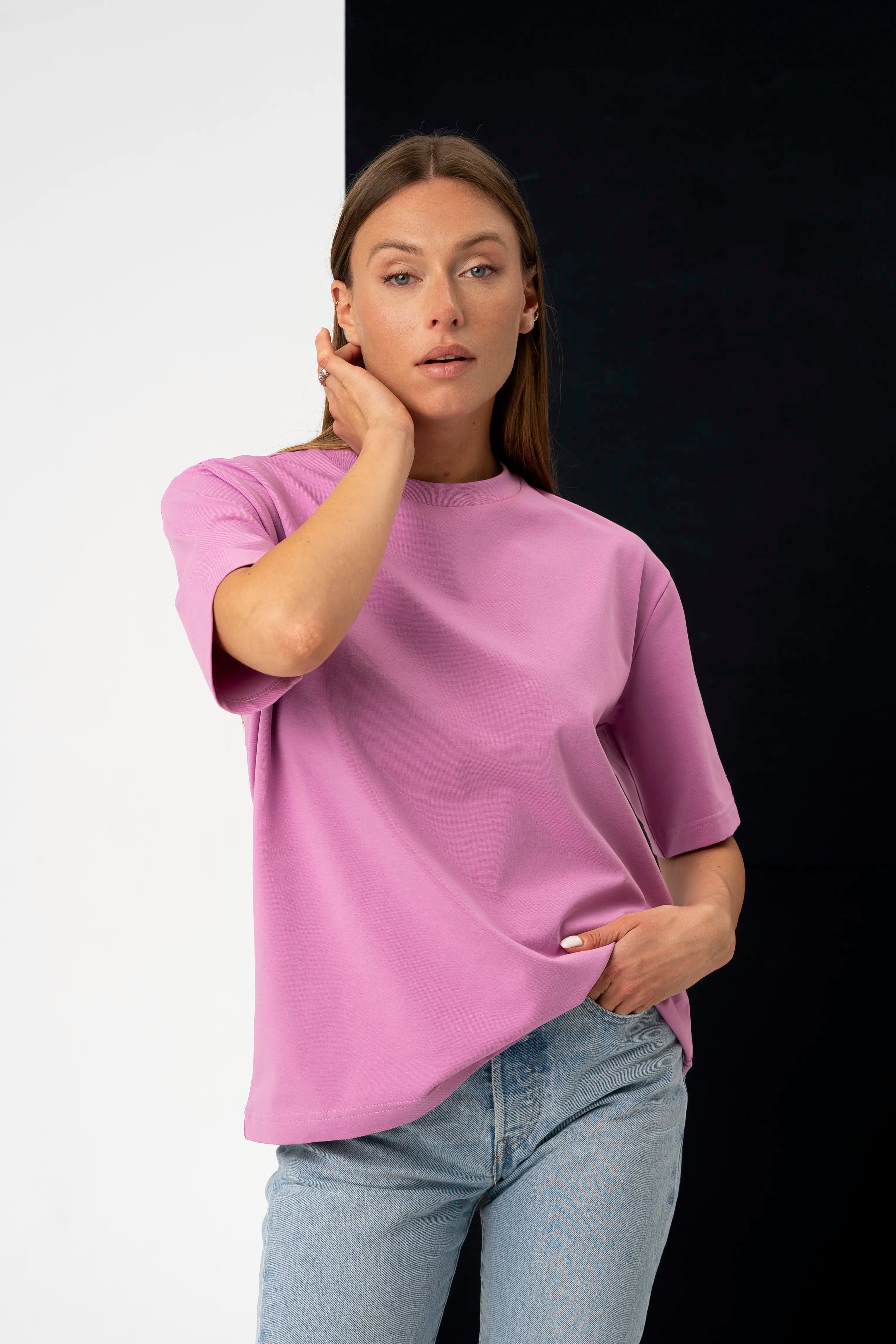 Moteriški rausvi oversized marškinėliai iš medvilninio audinio, vaizdas iš arčiau su šviesiais džinsais