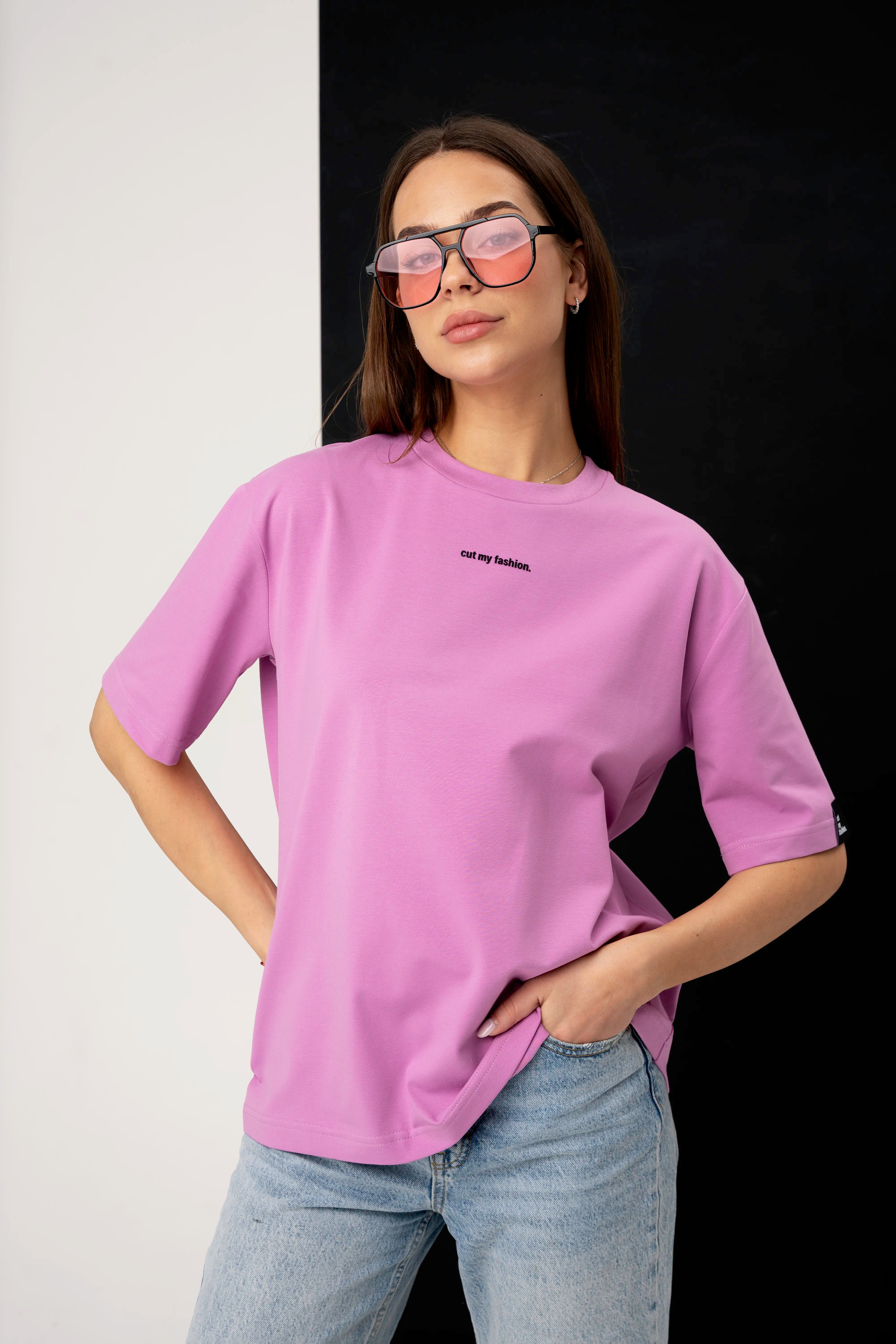 Rožiniai moteriški oversized marškinėliai iš medvilninio audinio, vaizdas iš priekio su logotipu ir akiniais