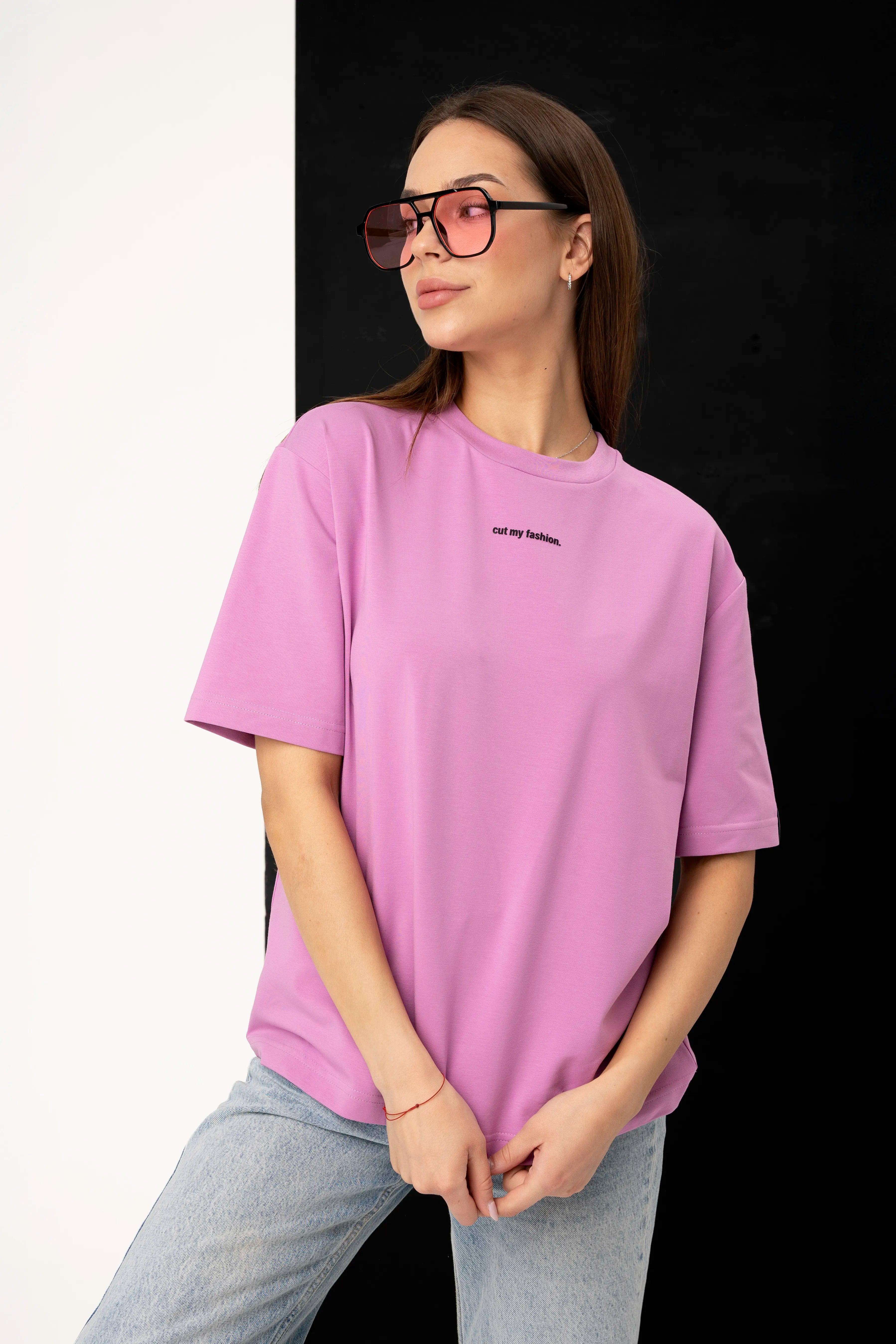 Moteriški rausvi laisvo silueto marškinėliai iš medvilninio audinio, oversized modelis iš arčiau su akiniais