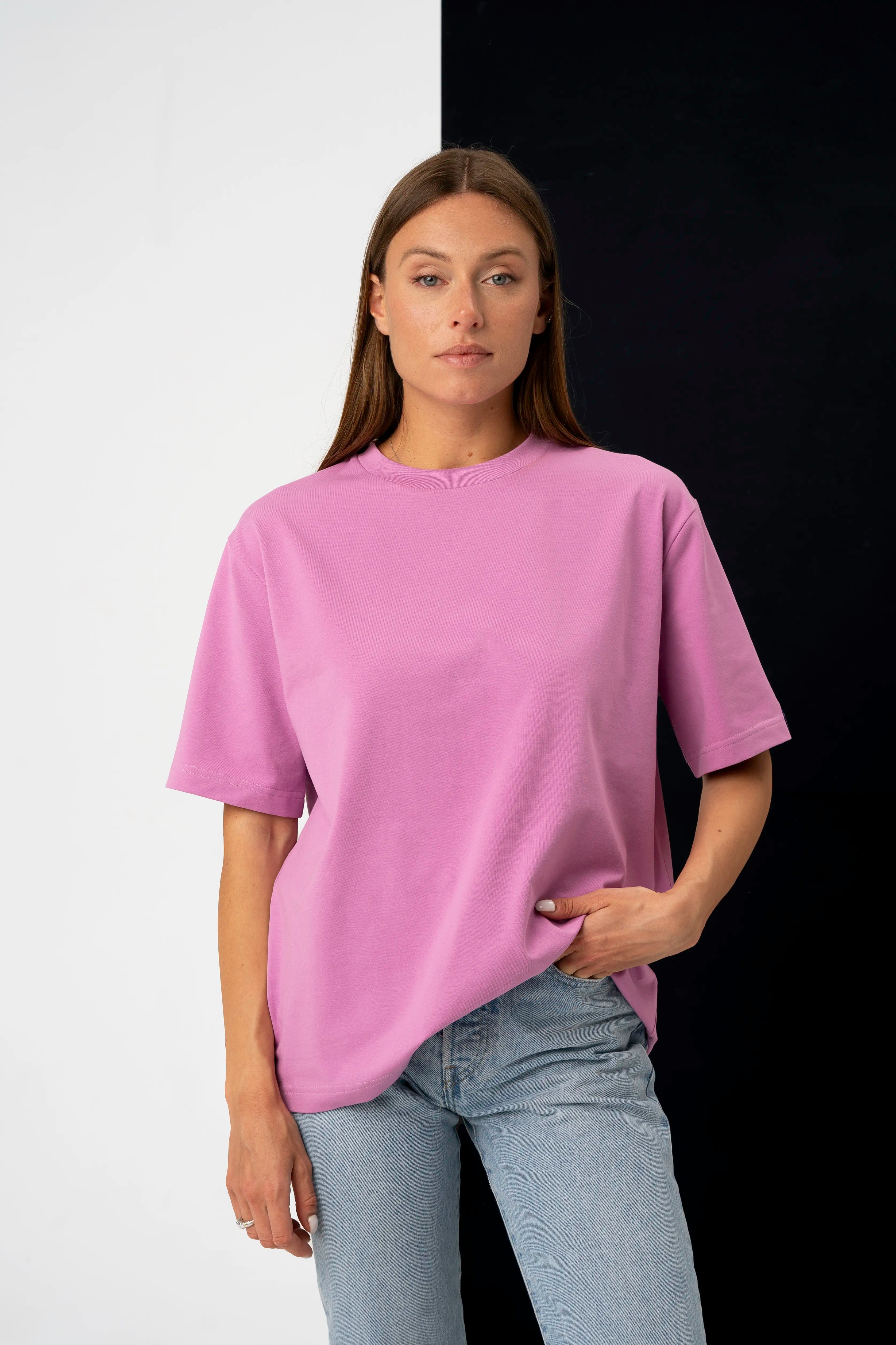 Rožiniai moteriški oversized marškinėliai iš medvilninio audinio, pilnas vaizdas su šviesiais džinsais