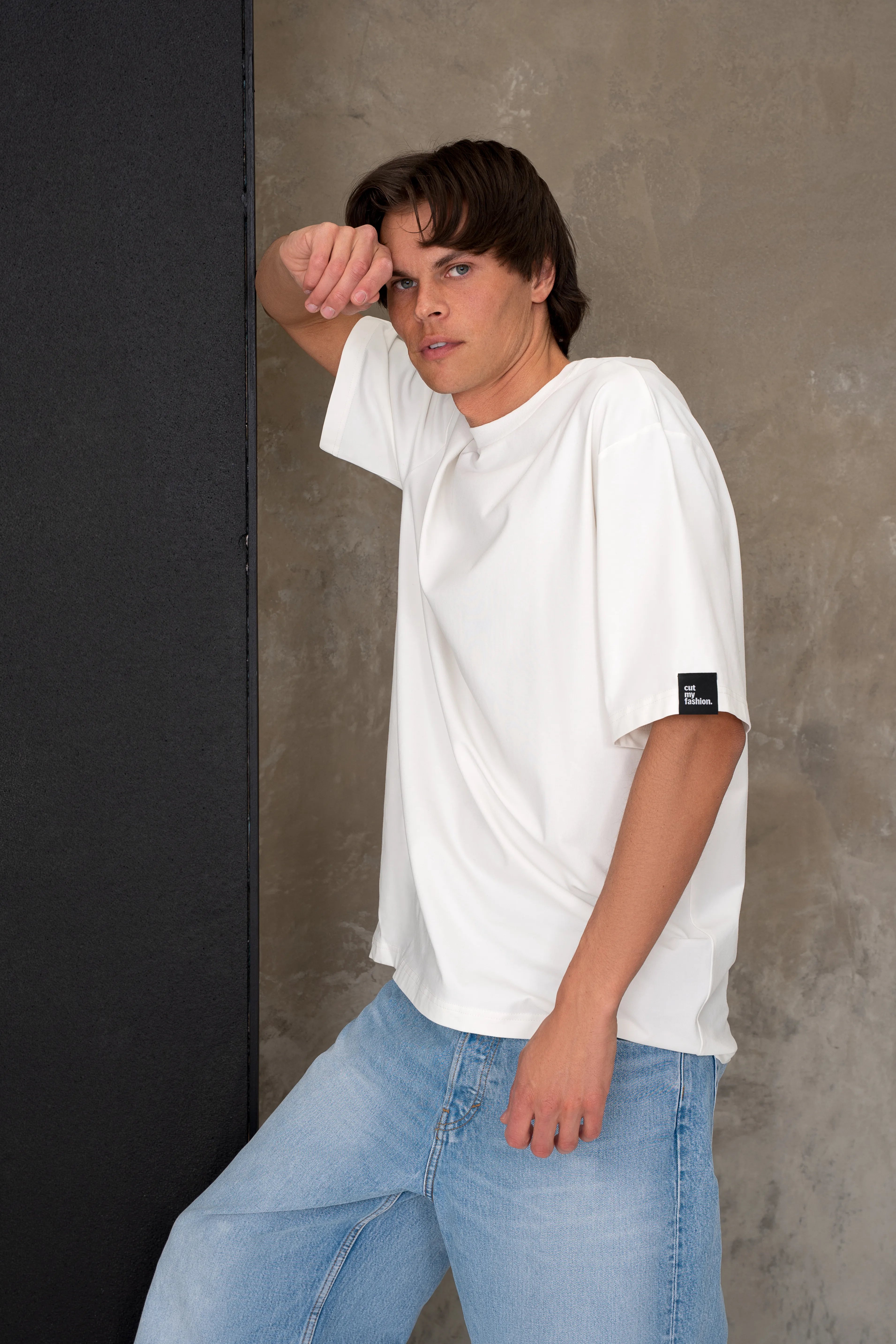 Balti vyriški oversized marškinėliai trumpomis rankovėmis su laisvu siluetu
