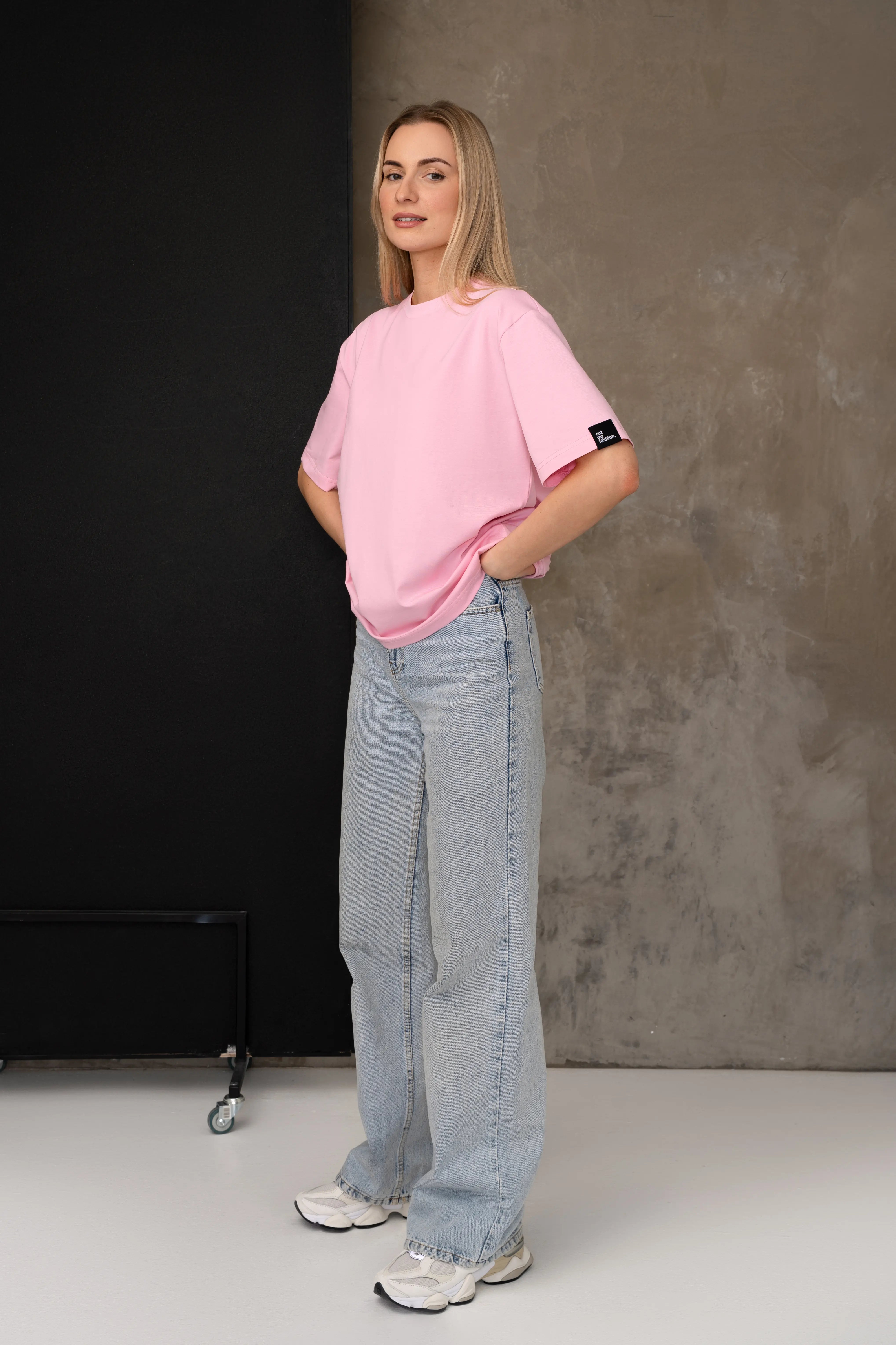 Oversized-Damen-T-Shirt in Pastellrosa mit Ärmeln, die kürzer als 3/4 sind, Seitenansicht