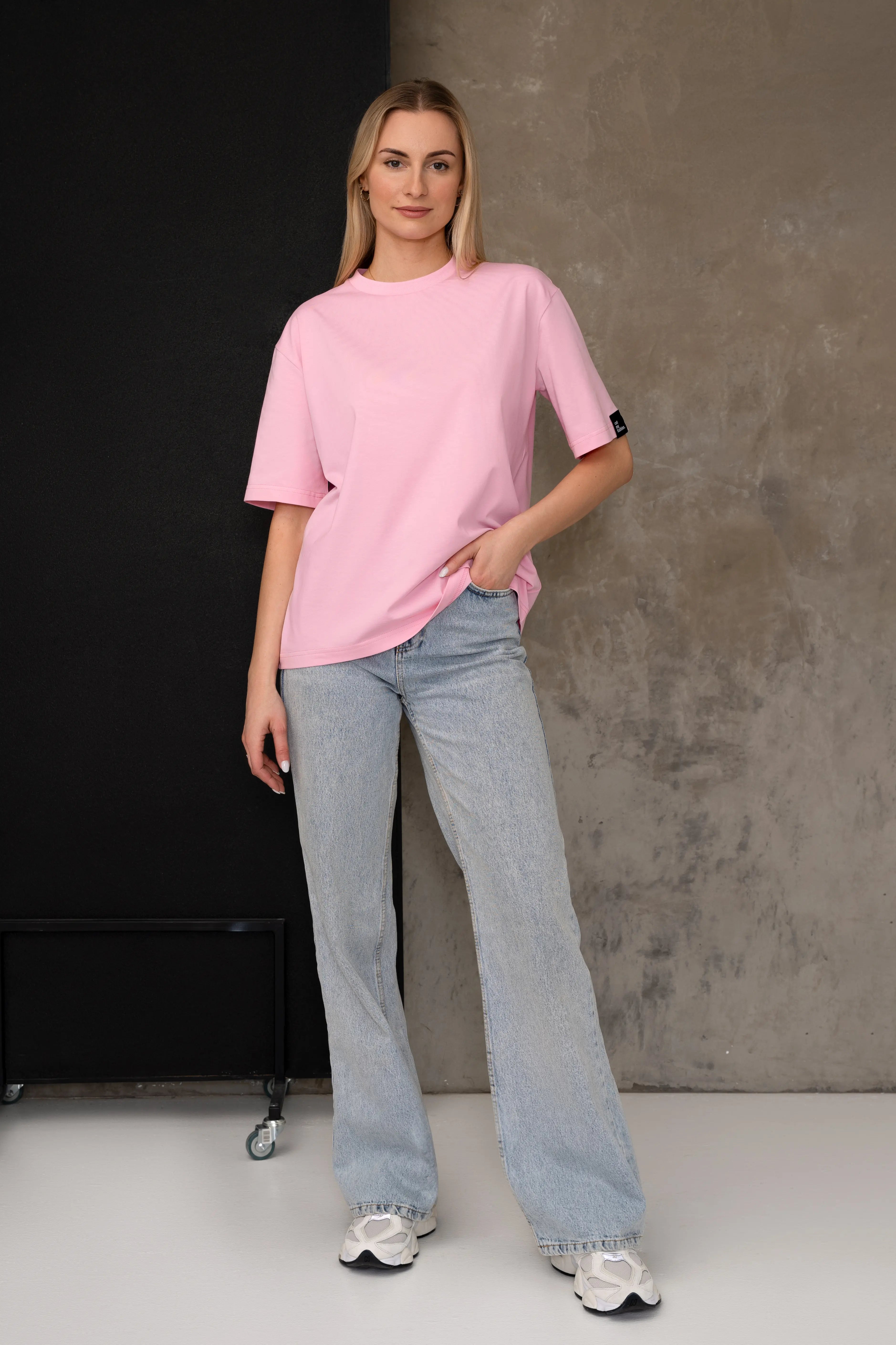 Oversized-Damen-T-Shirt in Pastellrosa mit Ärmeln, die kürzer als 3/4 sind, Ganzkörperansicht von vorne