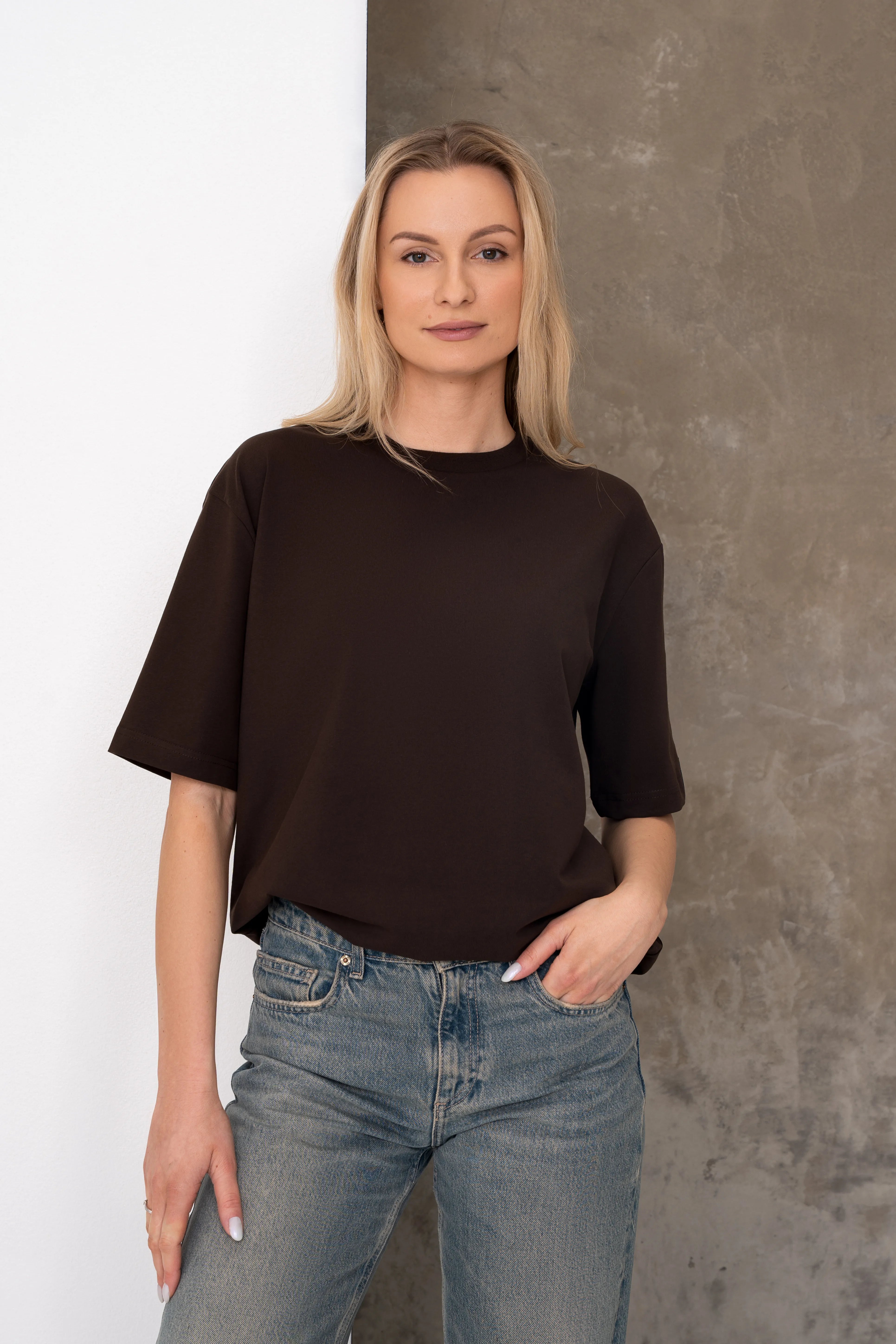 Rudi moteriški oversized marškinėliai trumpomis rankovėmis su apvalia kaklo iškirpte, nuleista pečių linija ir juoda cutmyfashion etikete ant rankovės