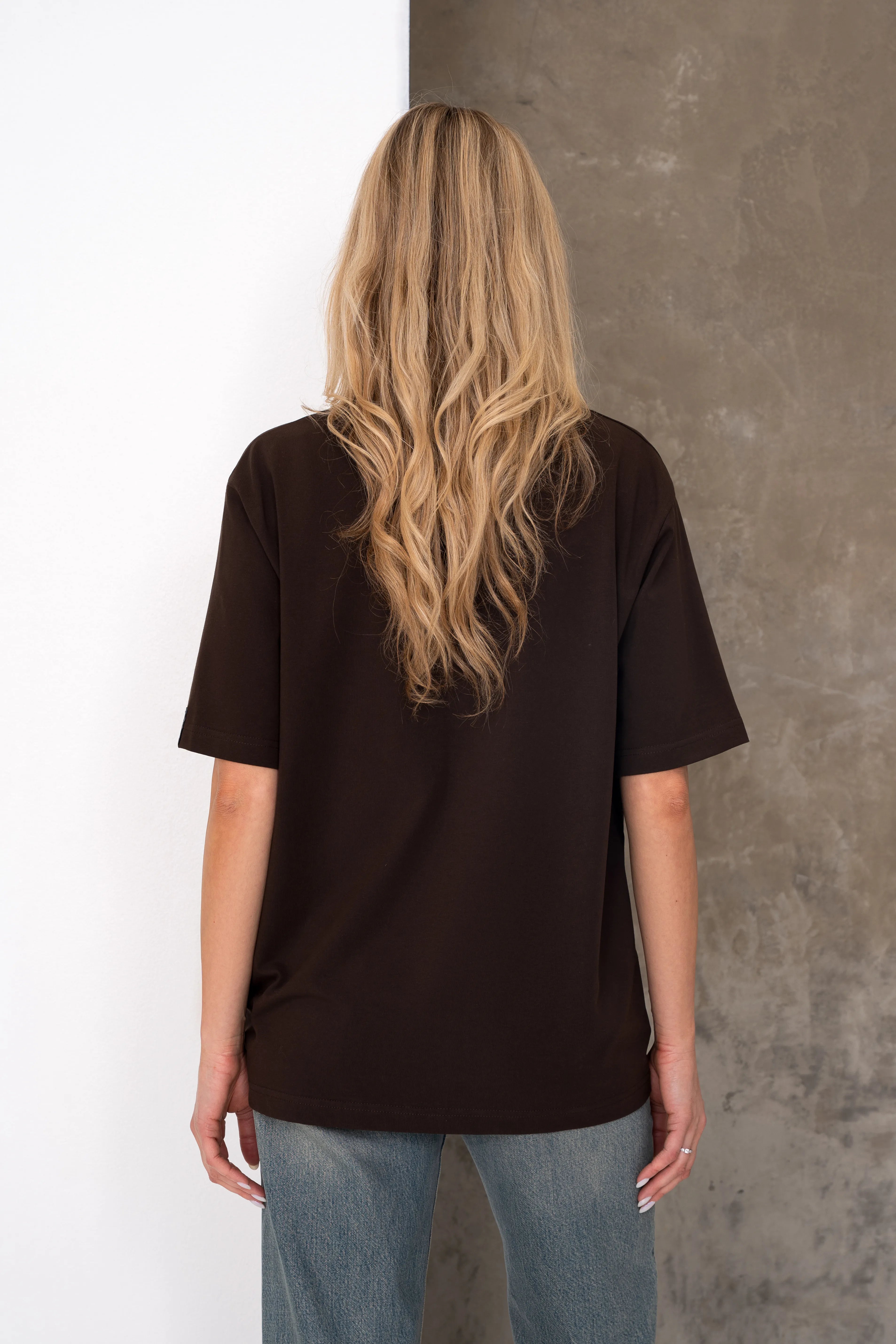 Rudi moteriški oversized marškinėliai trumpomis rankovėmis, vaizdas iš nugaros