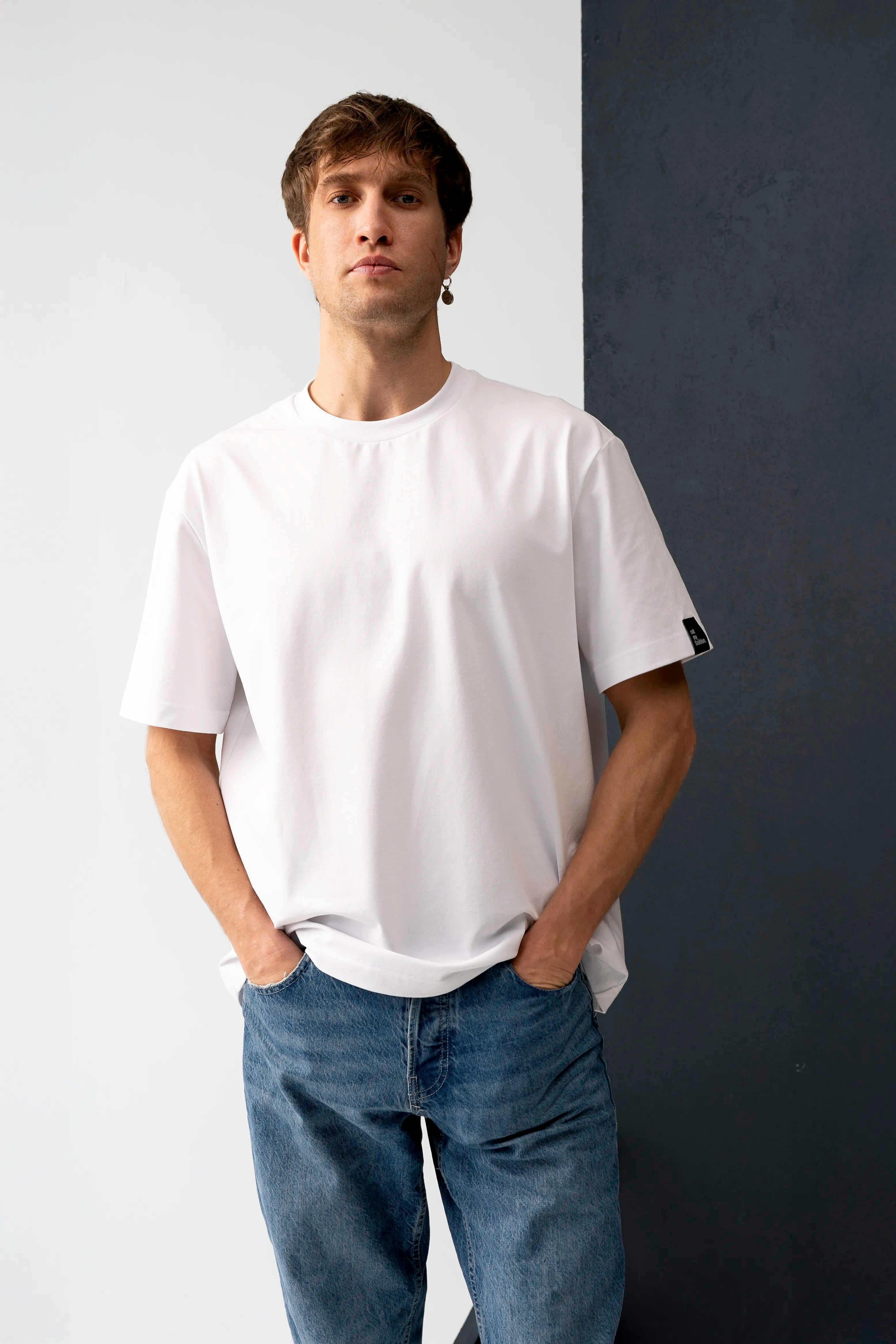 Balti vyriški oversized marškinėliai iš medvilninio audinio, laisvas siluetas ir vaizdas iš priekio