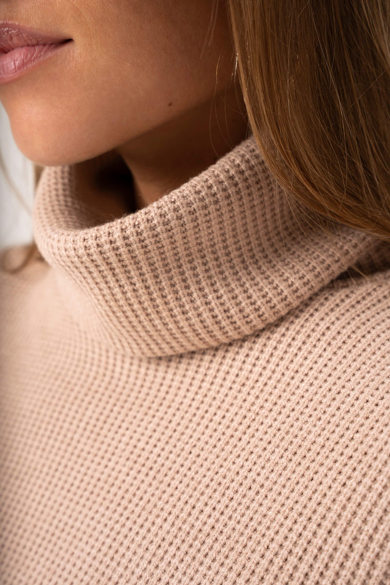 Moteriškas smėlio spalvos megztinis aukštu kaklu žiemai ir rudeniui