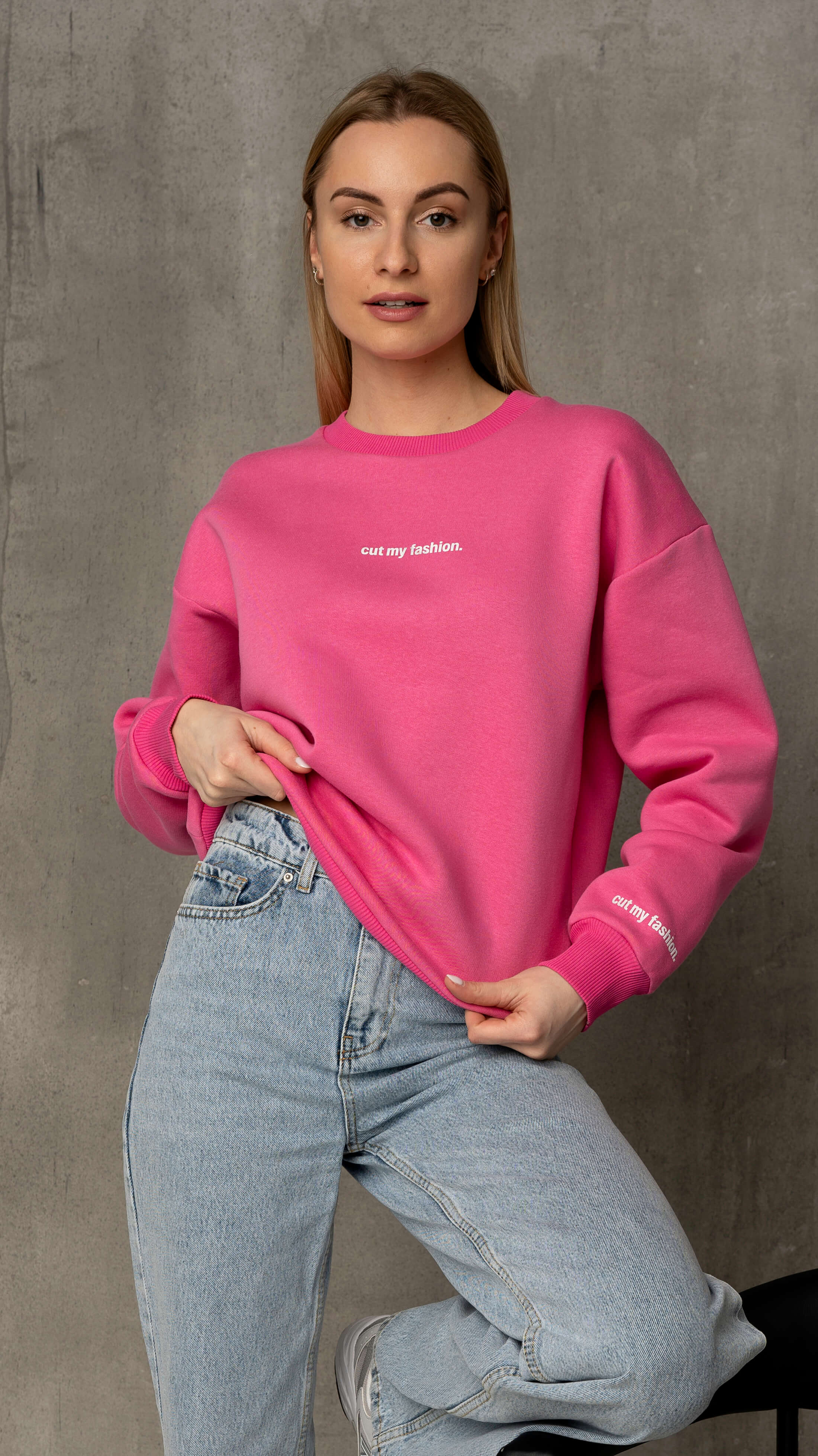 Rožinis oversized moteriškas džemperis be kapišono -cutmyfashion