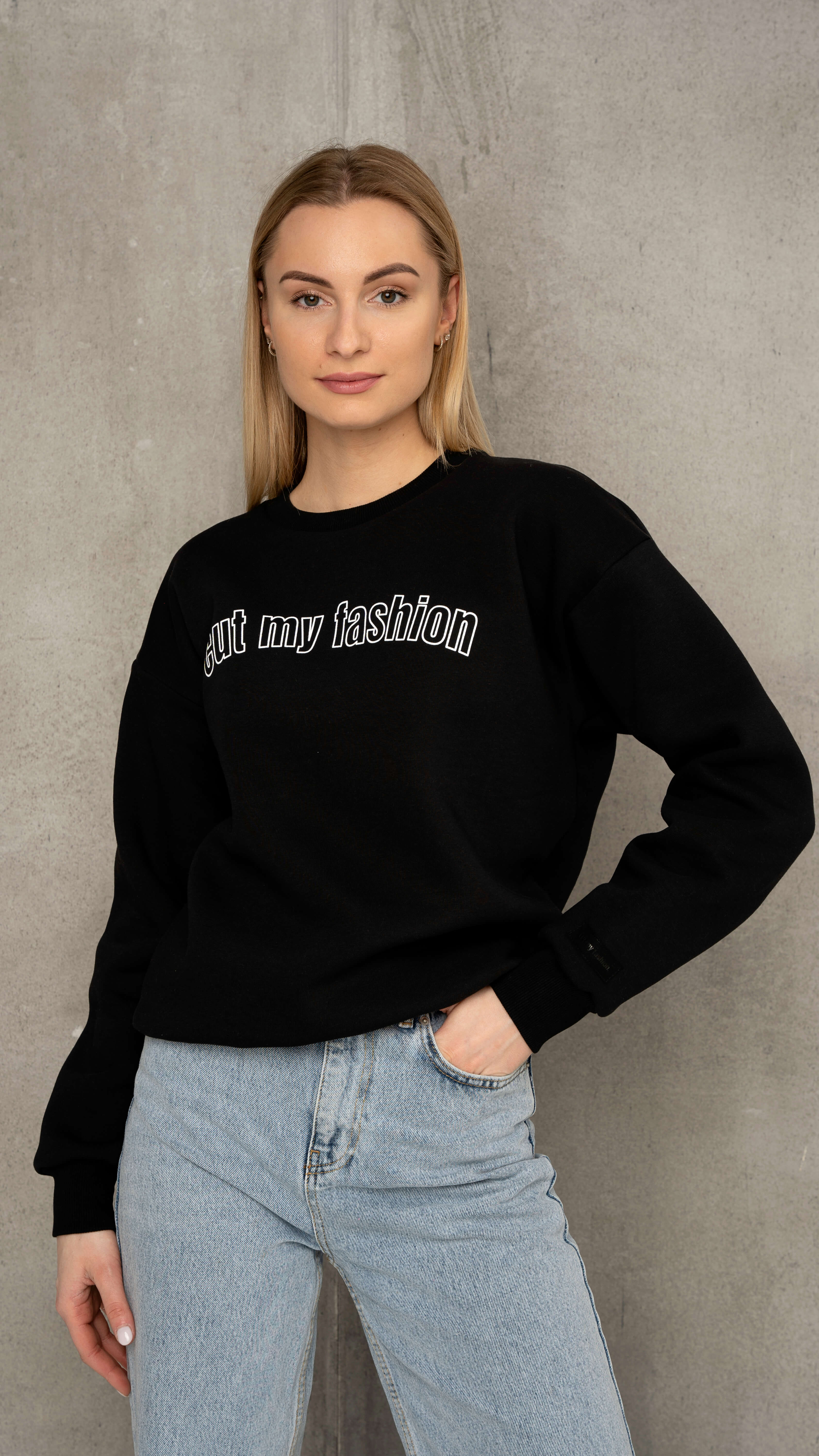 Juodos spalvos oversized moteriškas džemperis cutmyfashion