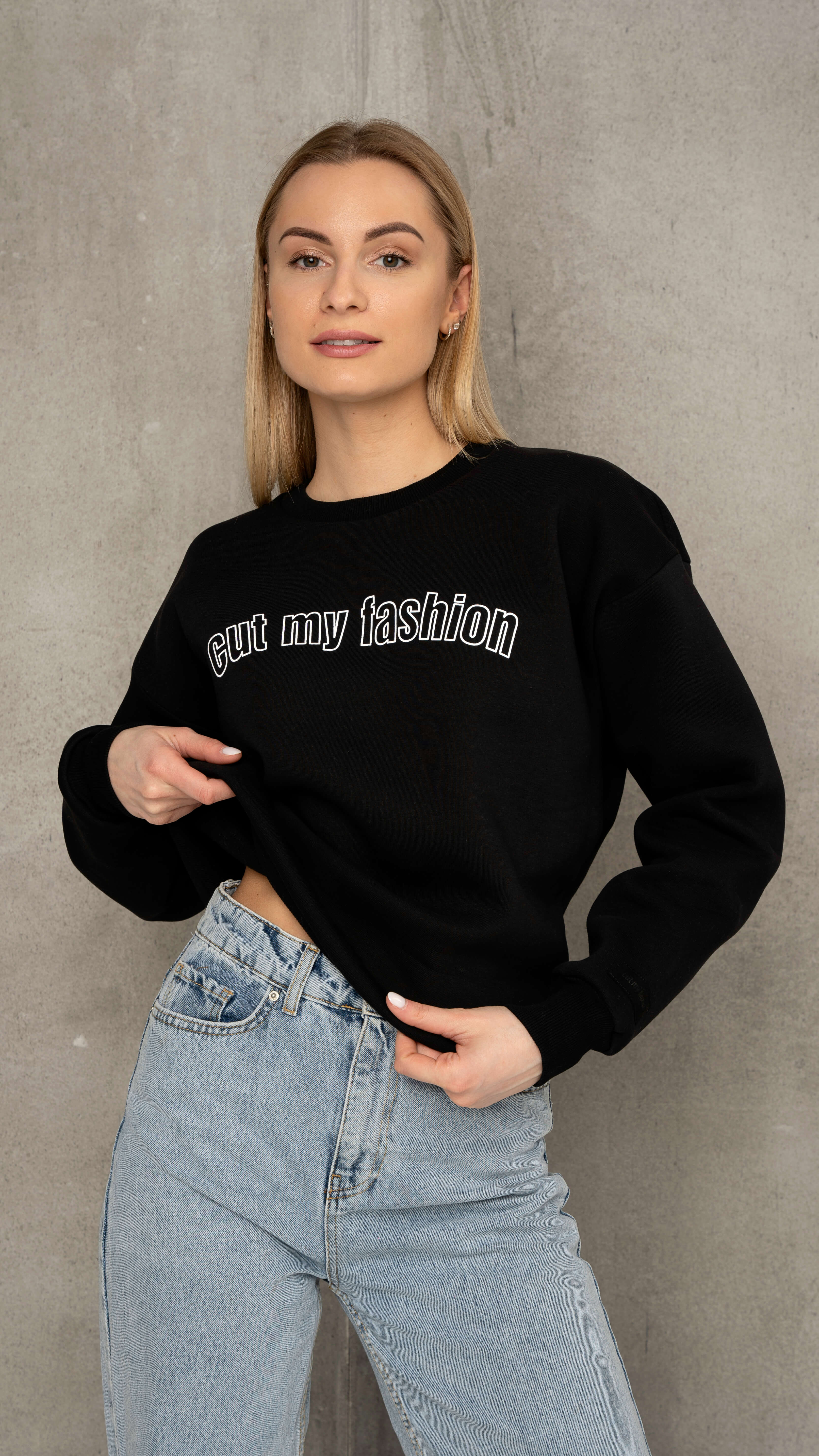 Juodos spalvos oversized moteriškas džemperis cutmyfashion