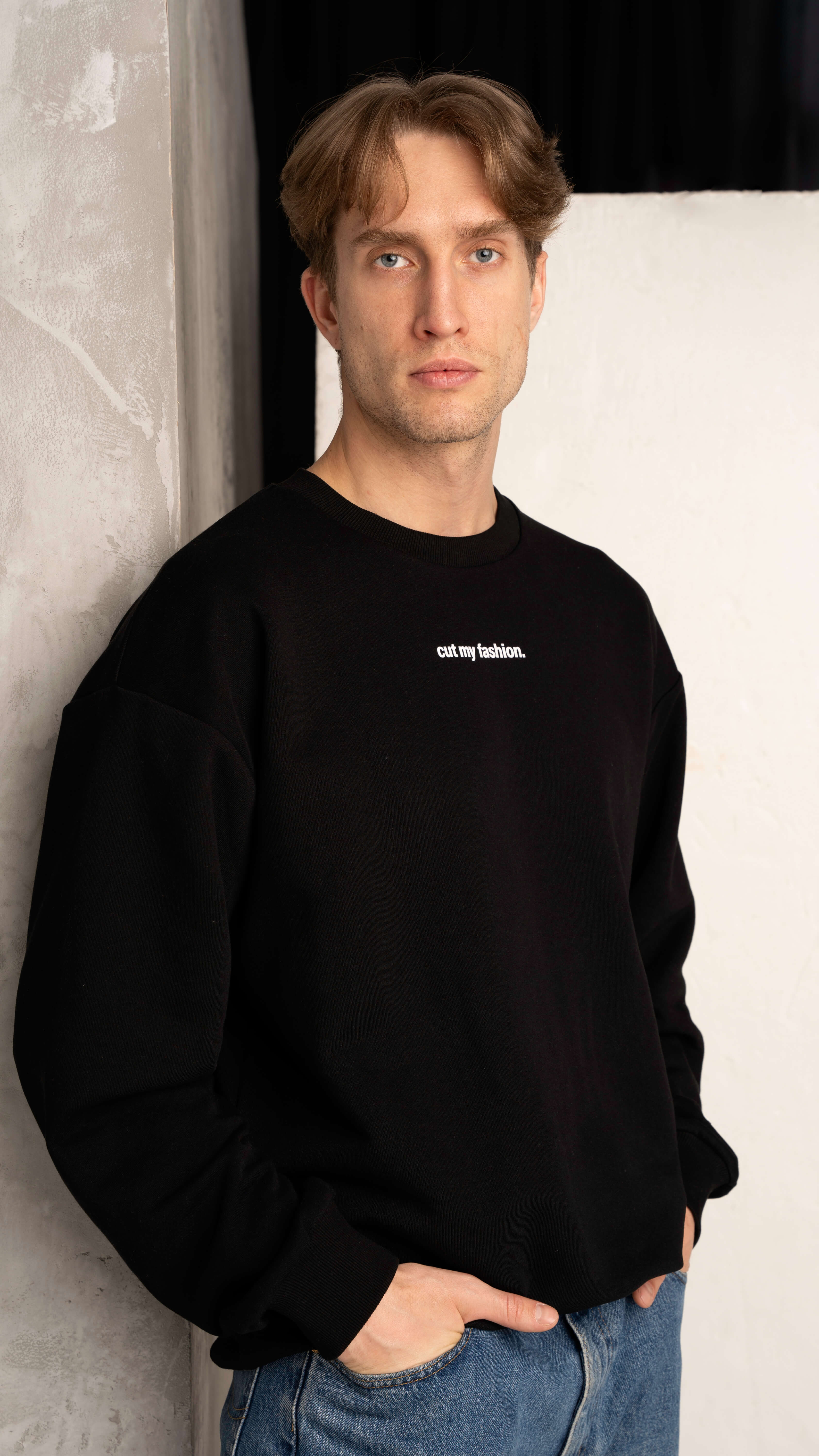 Juodos spalvos laisvalaikio vyriškas džemperis be kapišono